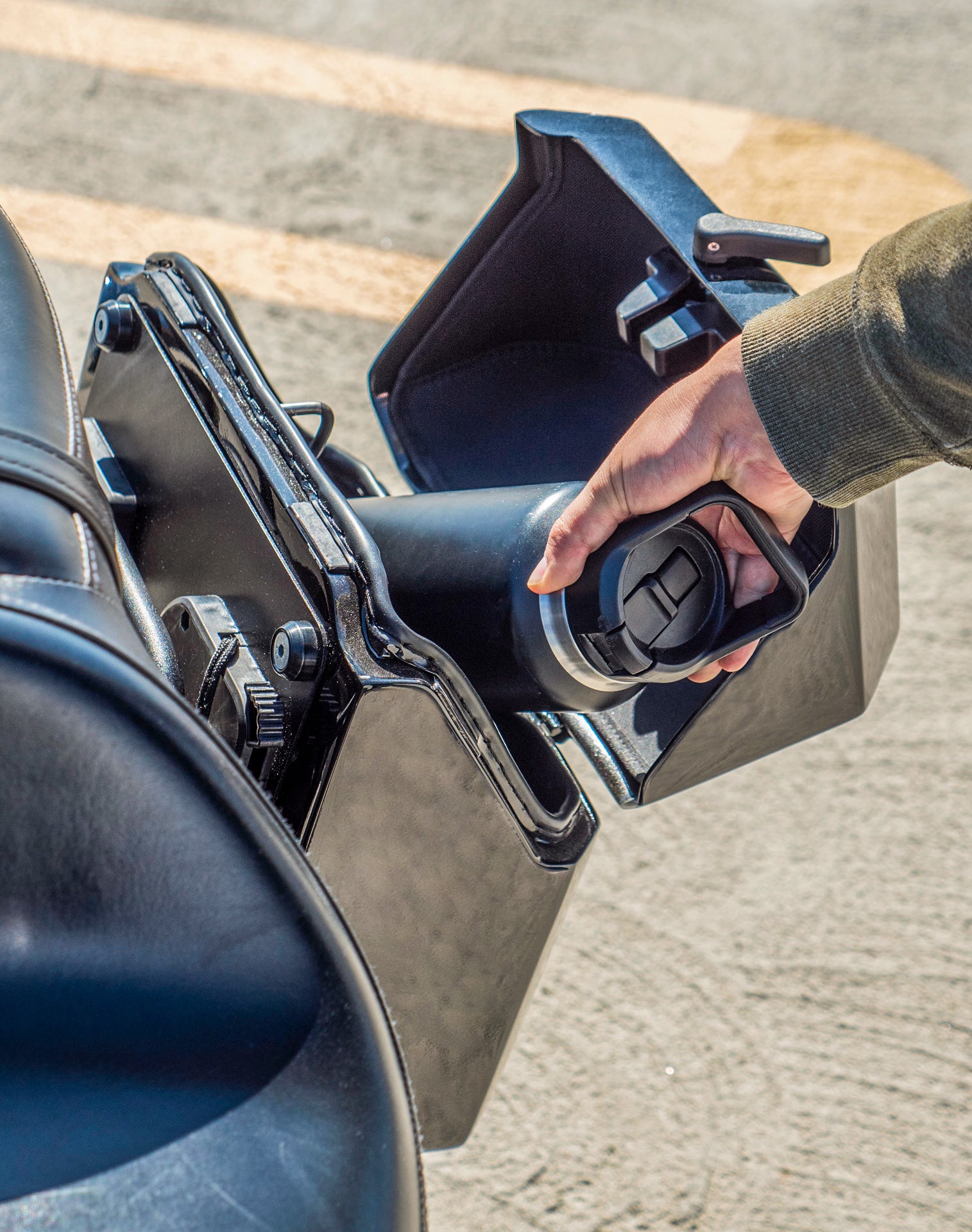 30L - Outlaw Quick Mount Medium Kawasaki Vulcan 900 Classic VN900 Painted Hard Saddlebags Life style 4