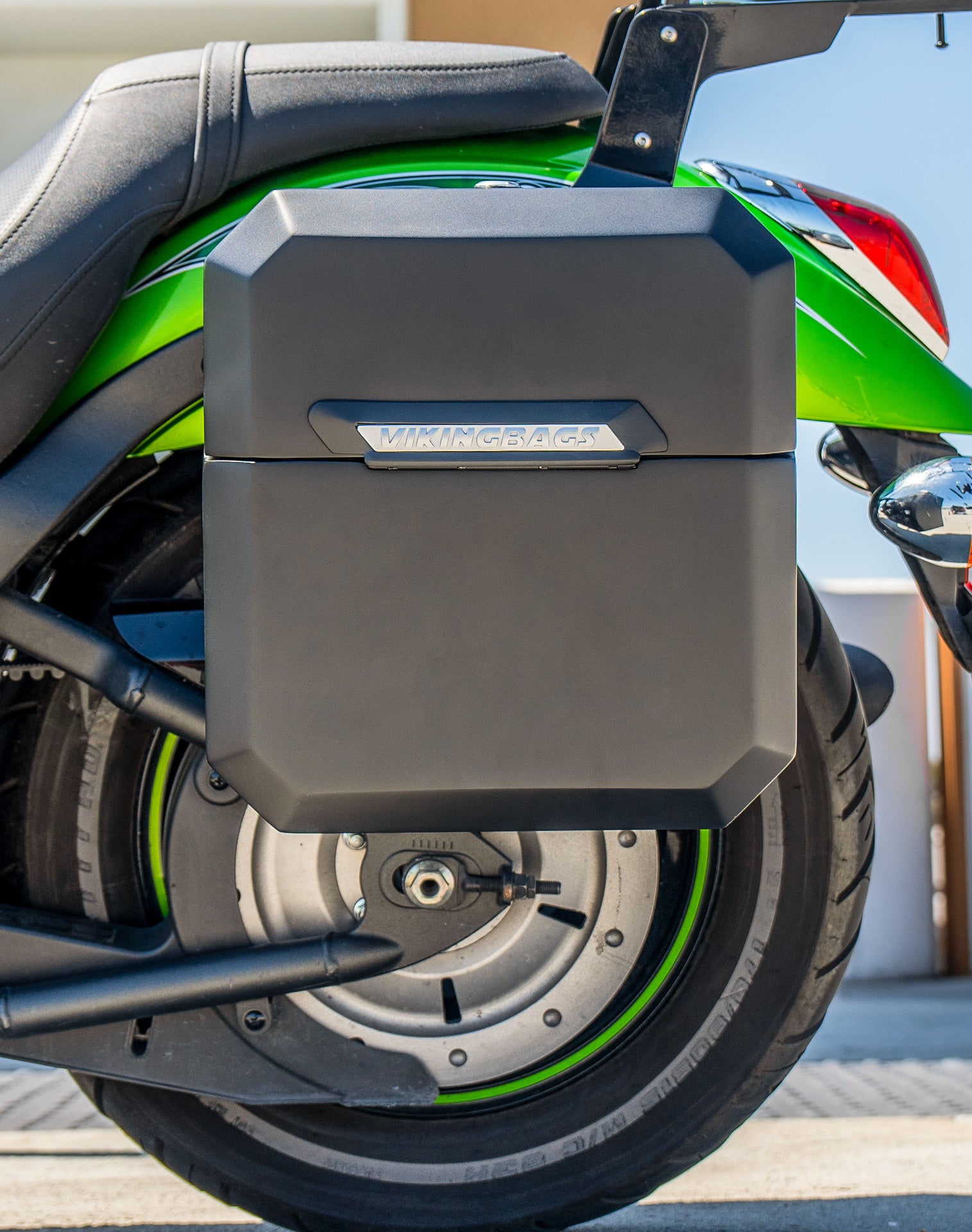 30L - Outlaw Quick-Mount Medium Kawasaki Vulcan 900 Custom Matte Hard Saddlebags Life style 2