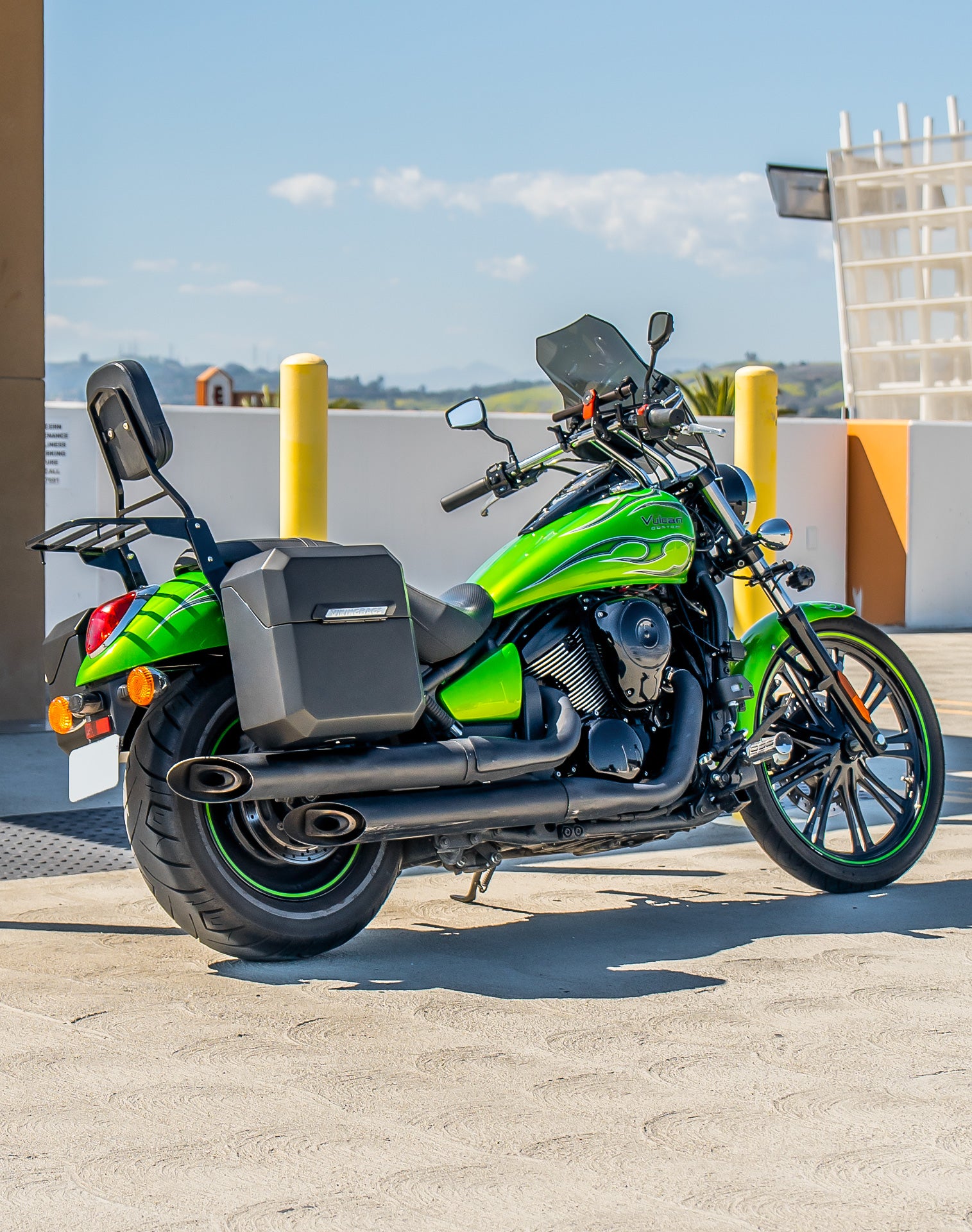 30L - Outlaw Quick-Mount Medium Kawasaki Vulcan 900 Custom Matte Hard Saddlebags Life style 1