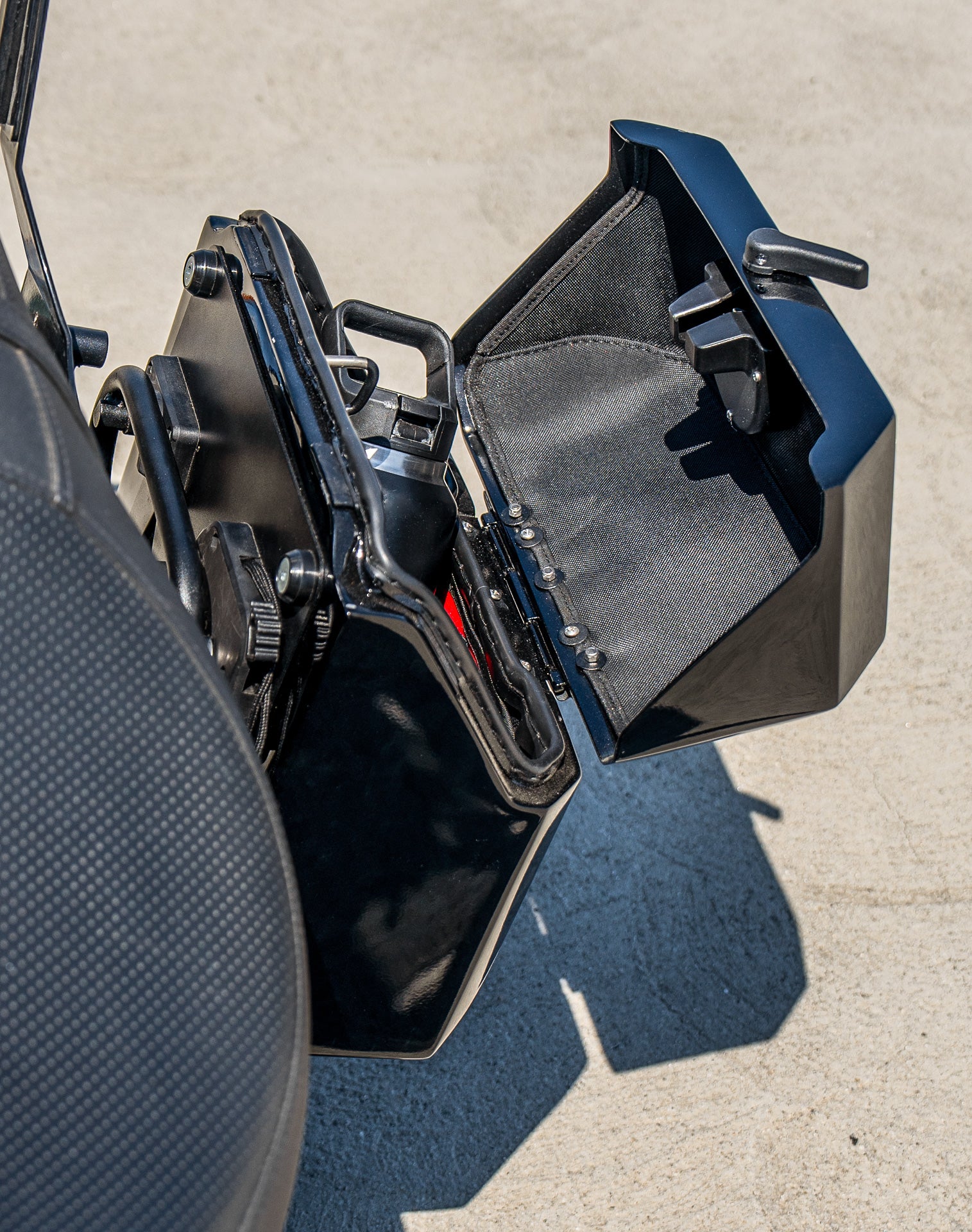 30L - Outlaw Quick Mount Medium Kawasaki Vulcan 900 Custom Painted Hard Saddlebags Life style 4