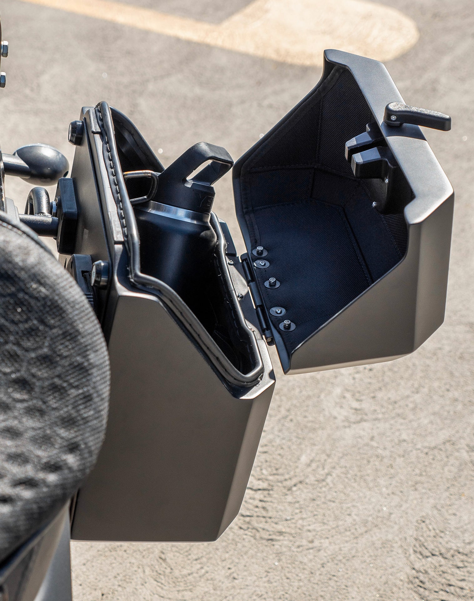 30L - Outlaw Quick-Mount Medium Kawasaki Vulcan S Matte Hard Saddlebags Life style 4