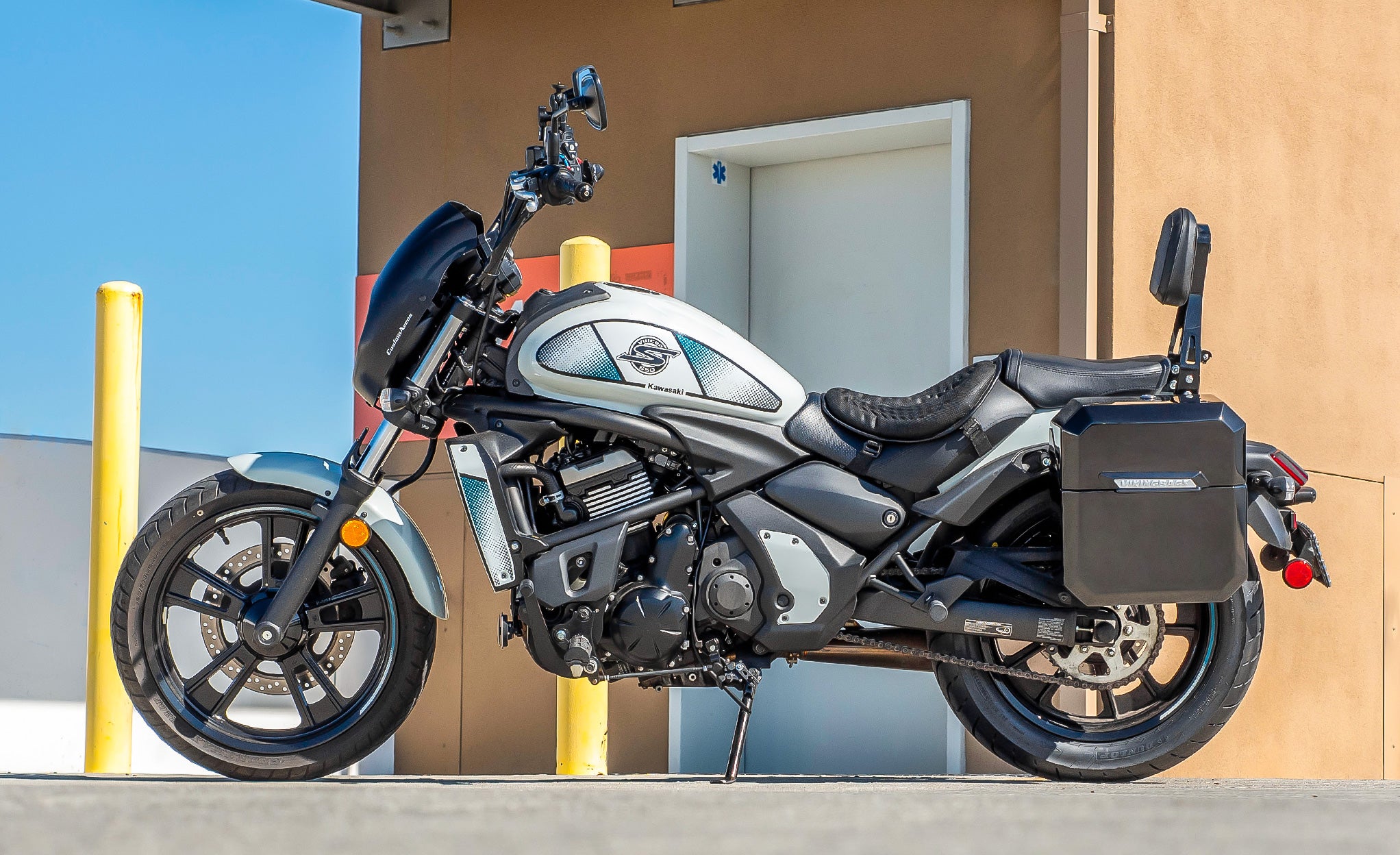 30L - Outlaw Quick Mount Medium Kawasaki Vulcan S Painted Hard Saddlebags Life Style Photo @expand