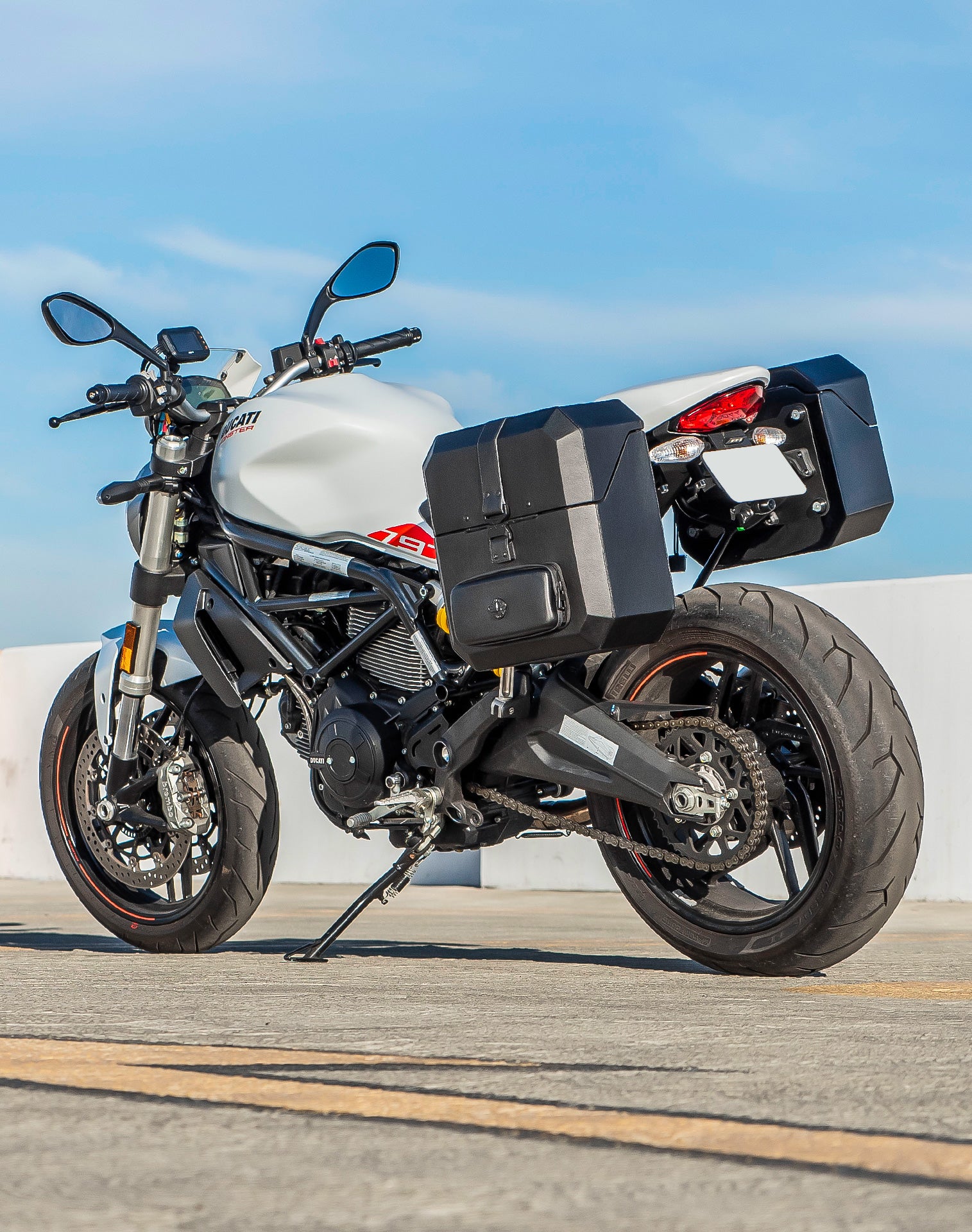30L - Outlaw Quick-Mount Medium Ducati Monster 797 Hard Saddlebags Life style 1