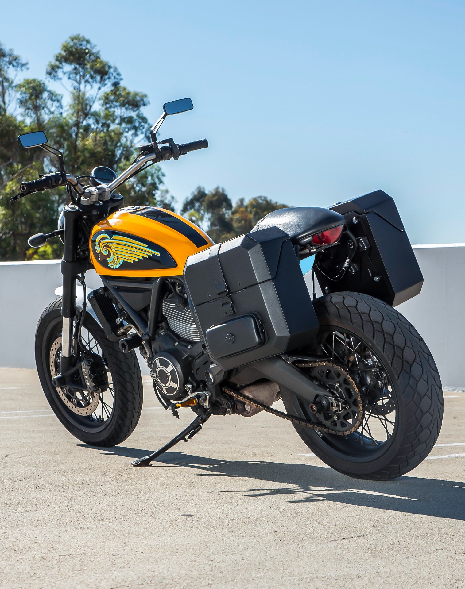 30L - Outlaw Quick-Mount Medium Ducati Scrambler (2014-17) Hard Saddlebags Life style 1