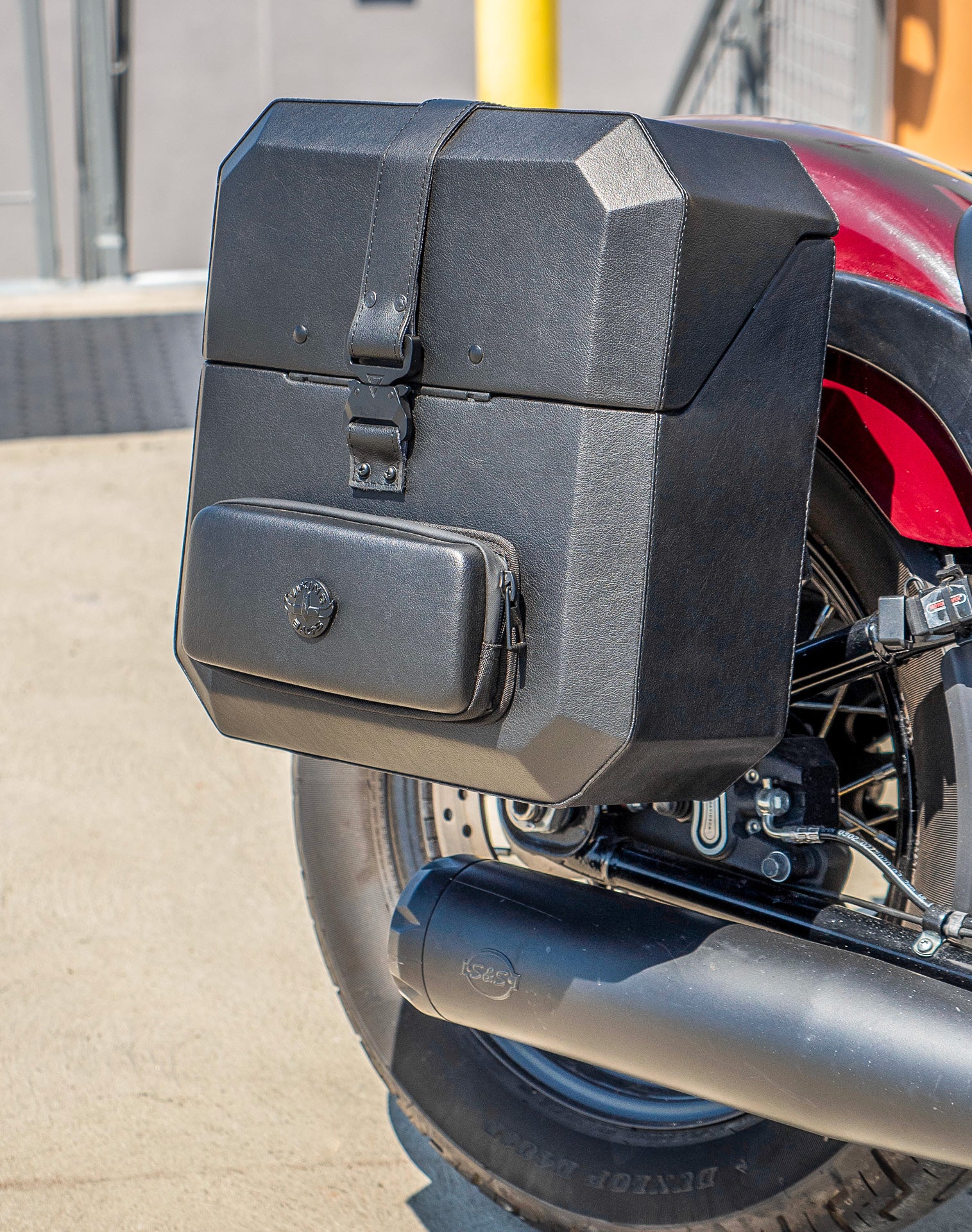30L - Outlaw Quick-Mount Medium Harley Softail Slim FLSL Hard Saddlebags Life style 3