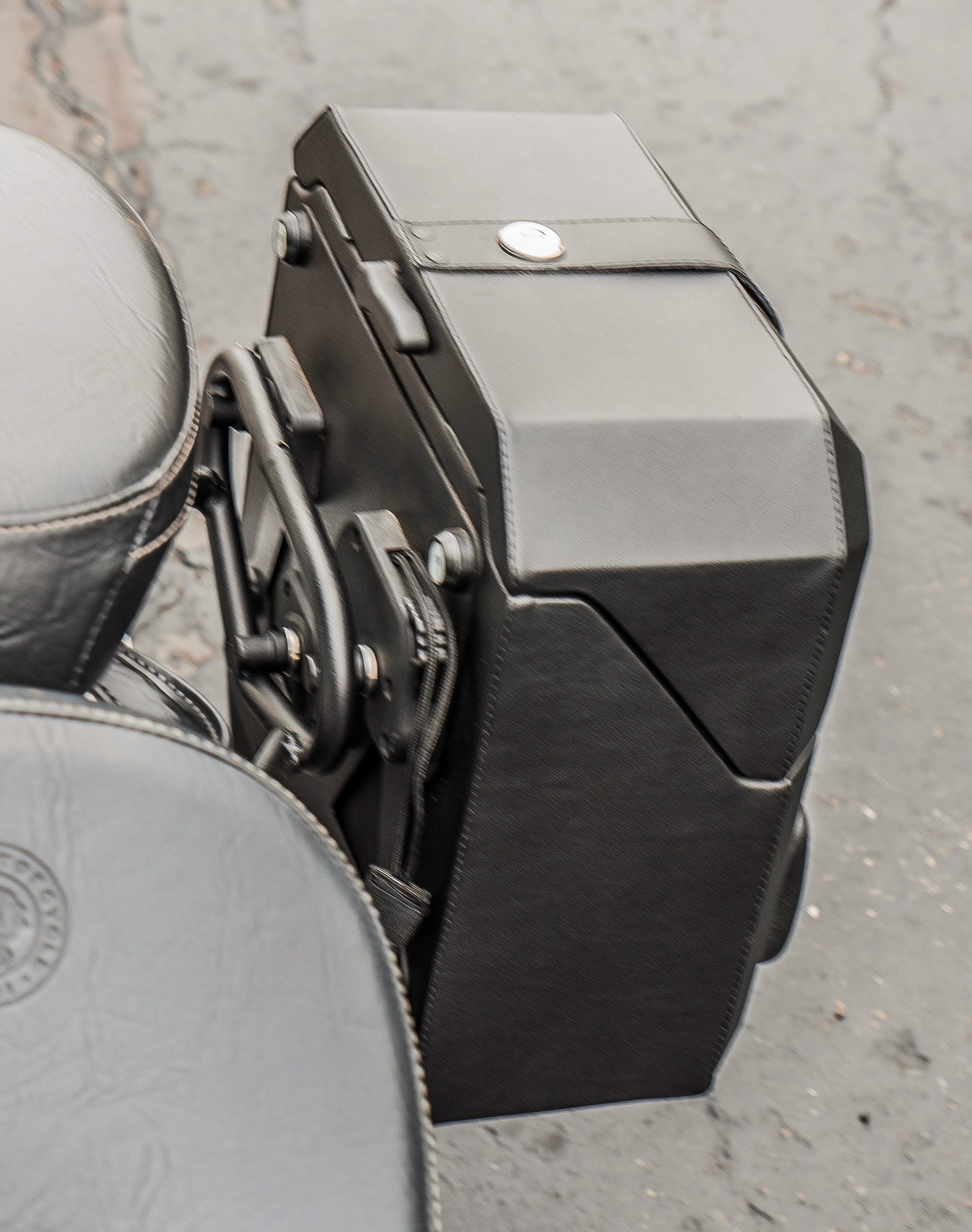 30L - Outlaw Quick-Mount Medium Indian Scout Sixty Hard Saddlebags Life style 3