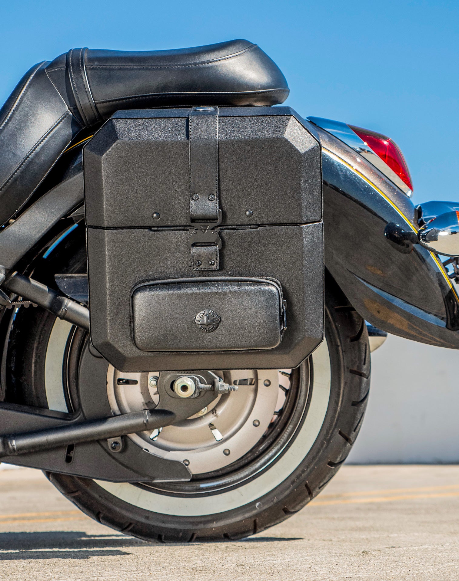 30L - Outlaw Quick-Mount Medium Kawasaki Vulcan 900 Classic VN900 Hard Saddlebags Life style 2