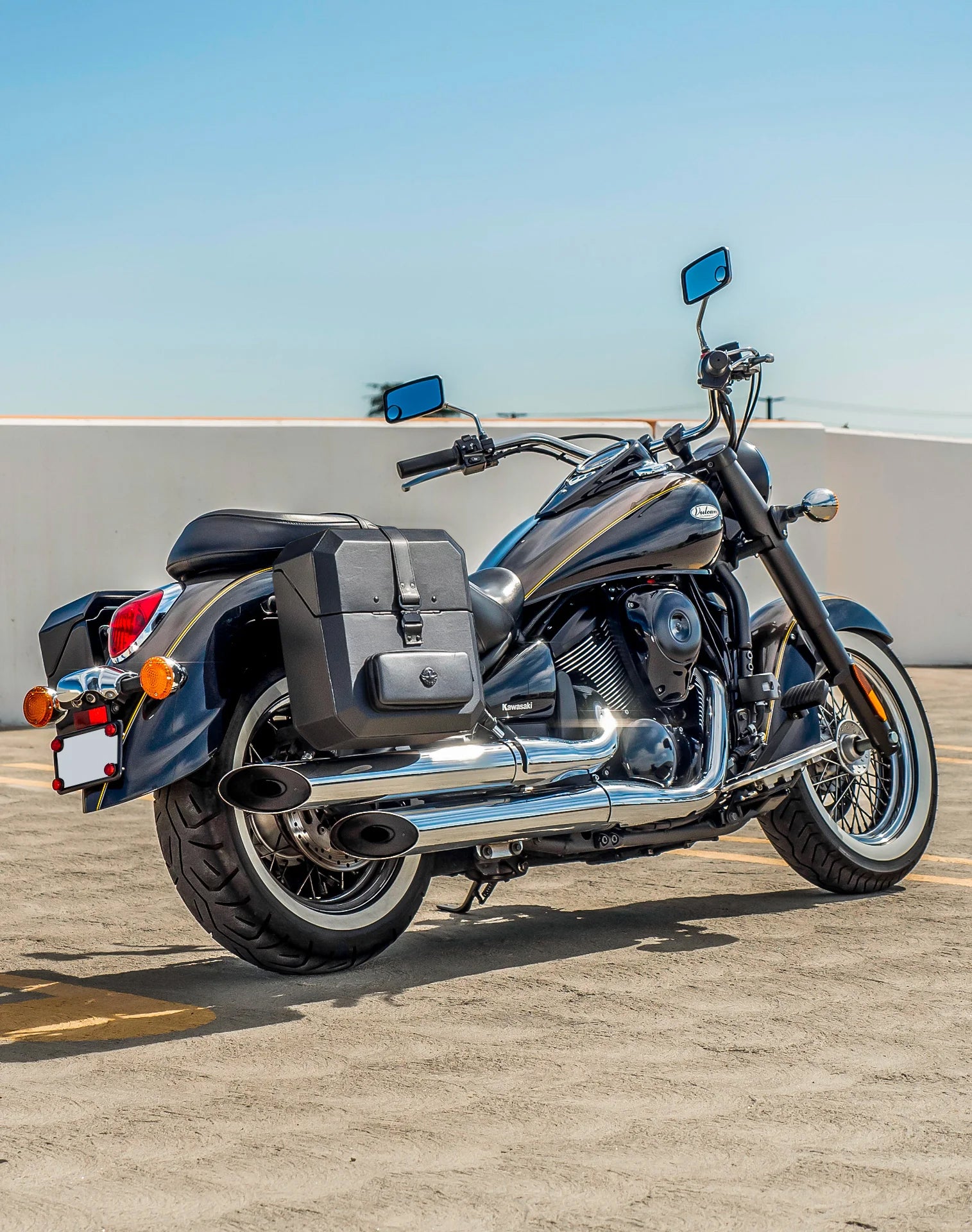 30L - Outlaw Quick-Mount Medium Kawasaki Vulcan 900 Classic VN900 Hard Saddlebags Life style 1
