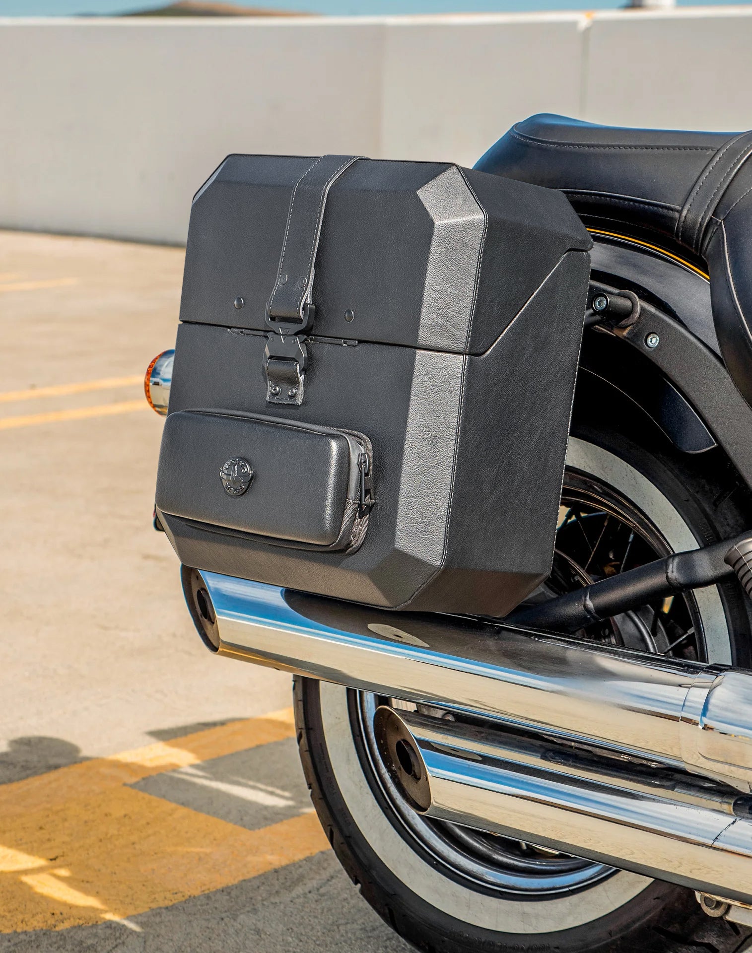30L - Outlaw Quick-Mount Medium Kawasaki Vulcan 900 Classic VN900 Hard Saddlebags Life style 3