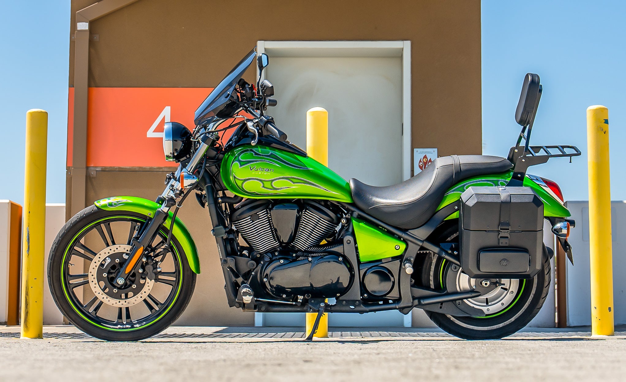 30L - Outlaw Quick-Mount Medium Kawasaki Vulcan 900 Custom Hard Saddlebags Life Style Photo @expand