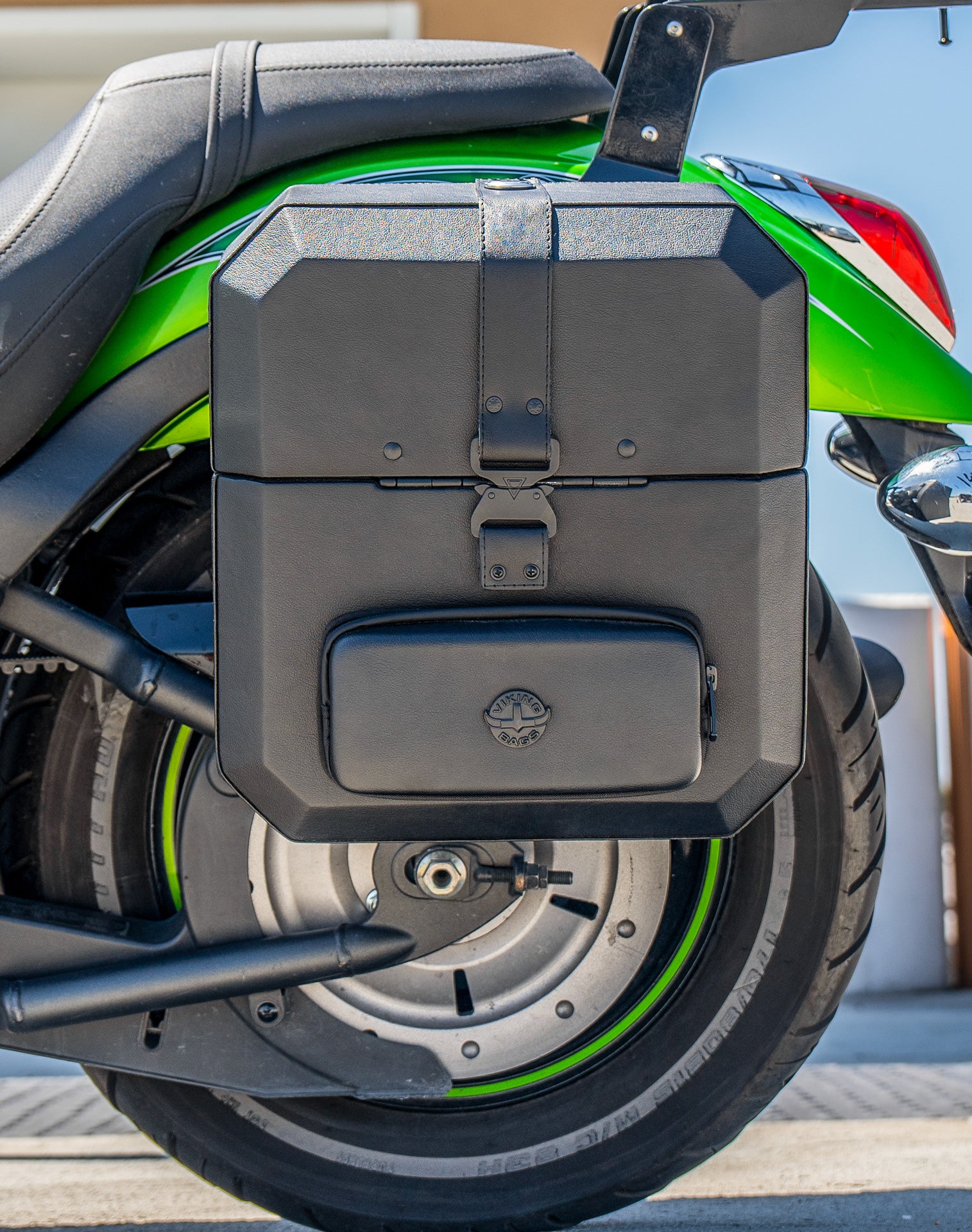 30L - Outlaw Quick-Mount Medium Kawasaki Vulcan 900 Custom Hard Saddlebags Life style 2