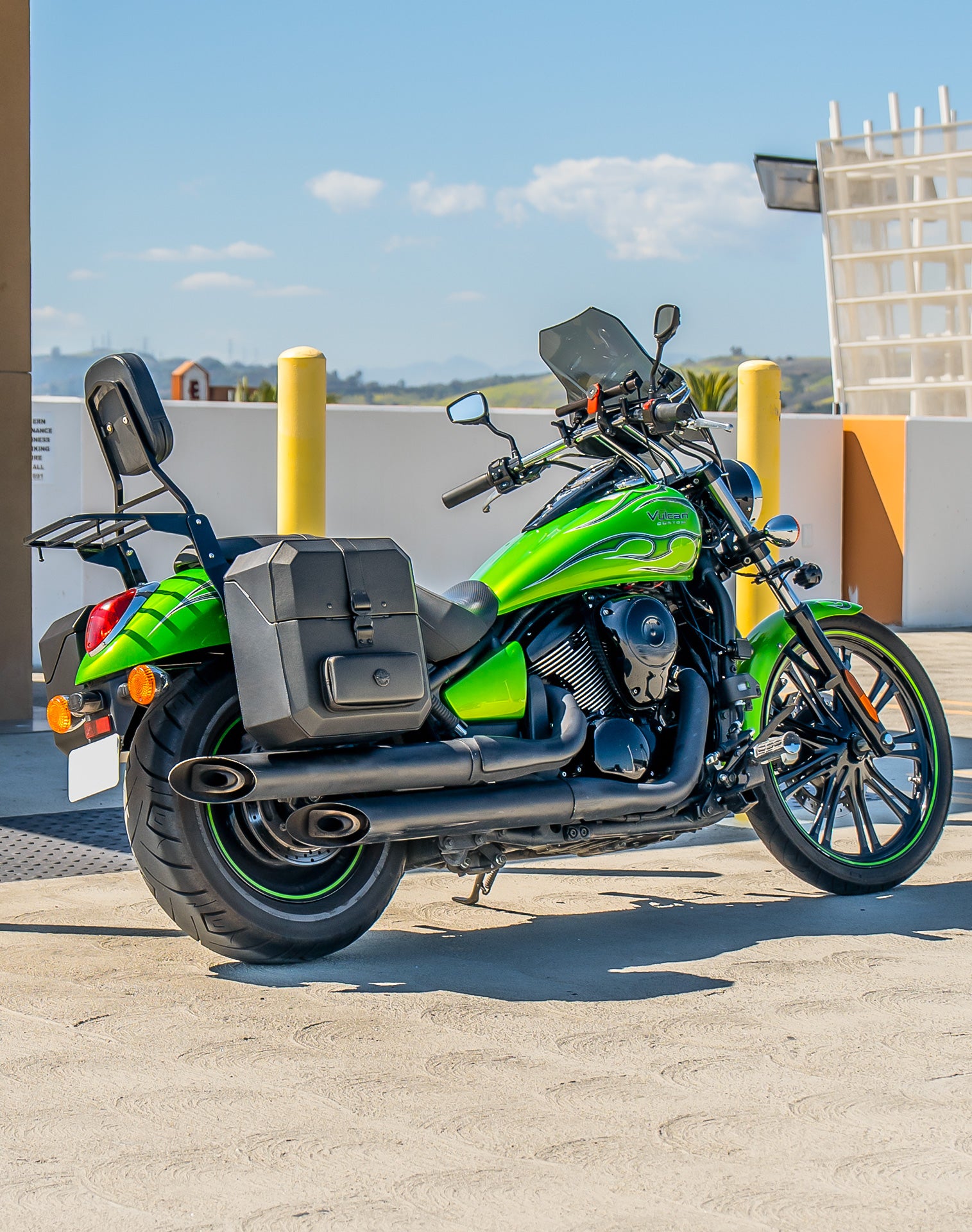 30L - Outlaw Quick-Mount Medium Kawasaki Vulcan 900 Custom Hard Saddlebags Life style 1
