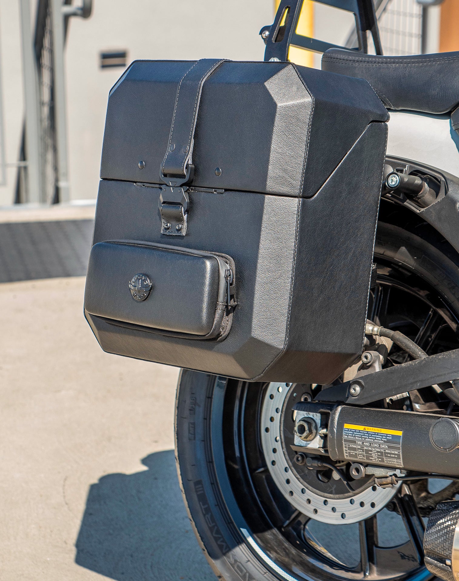 30L - Outlaw Quick-Mount Medium Kawasaki Vulcan S Hard Saddlebags Life style 3