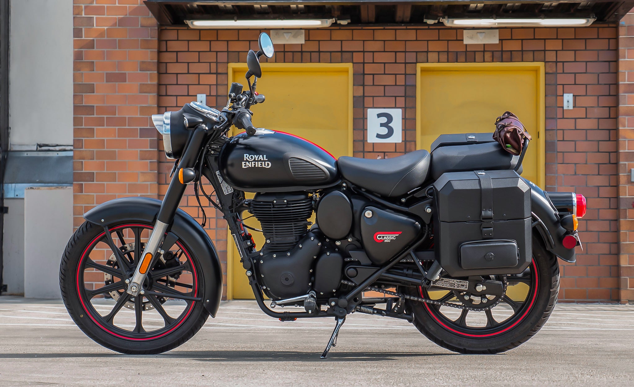 30L - Outlaw Quick-Mount Medium Royal Enfield Classic 350 Hard Saddlebags Life Style Photo @expand