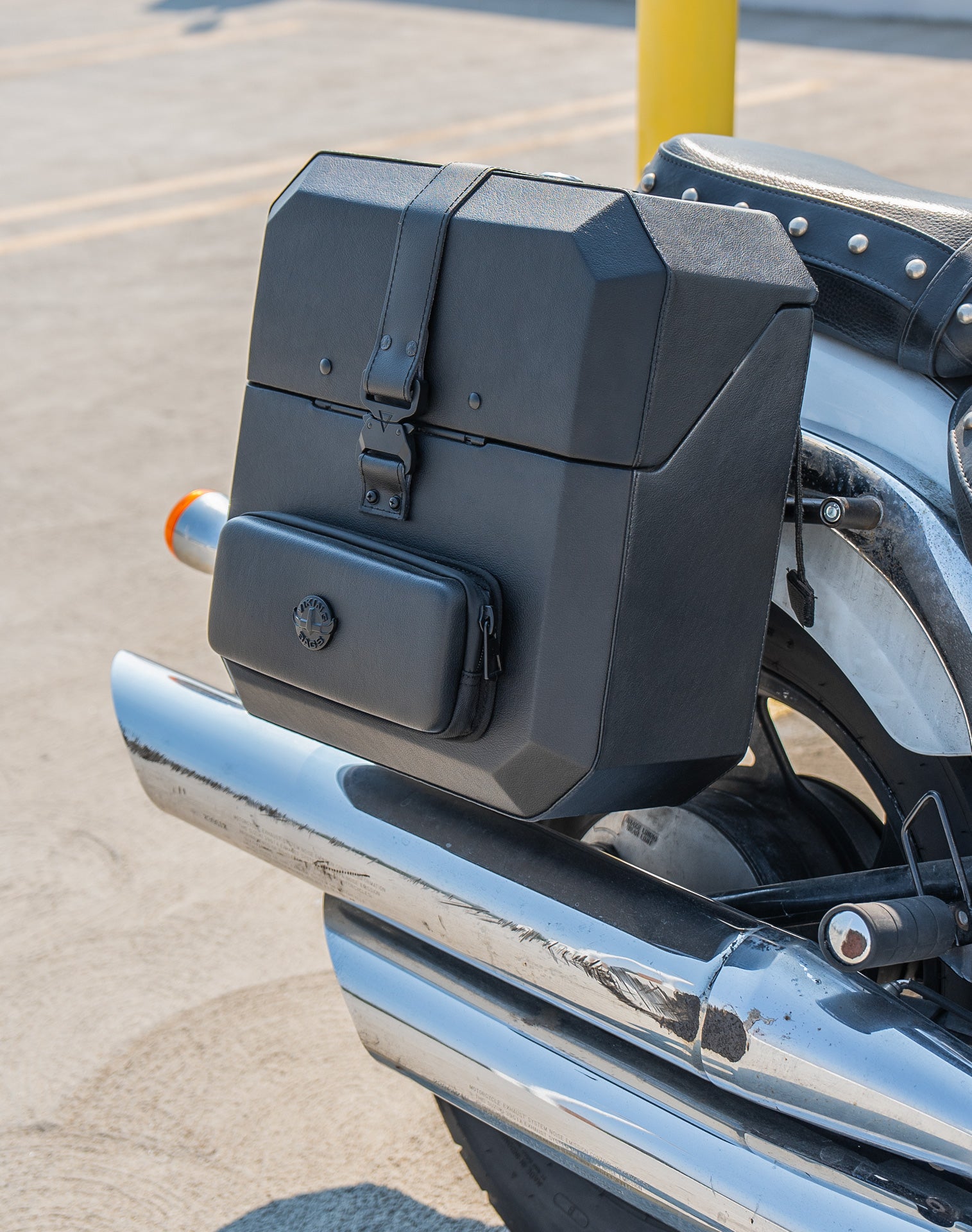 30L - Outlaw Quick-Mount Medium Suzuki Boulevard C50 VL800 Hard Saddlebags Life style 2