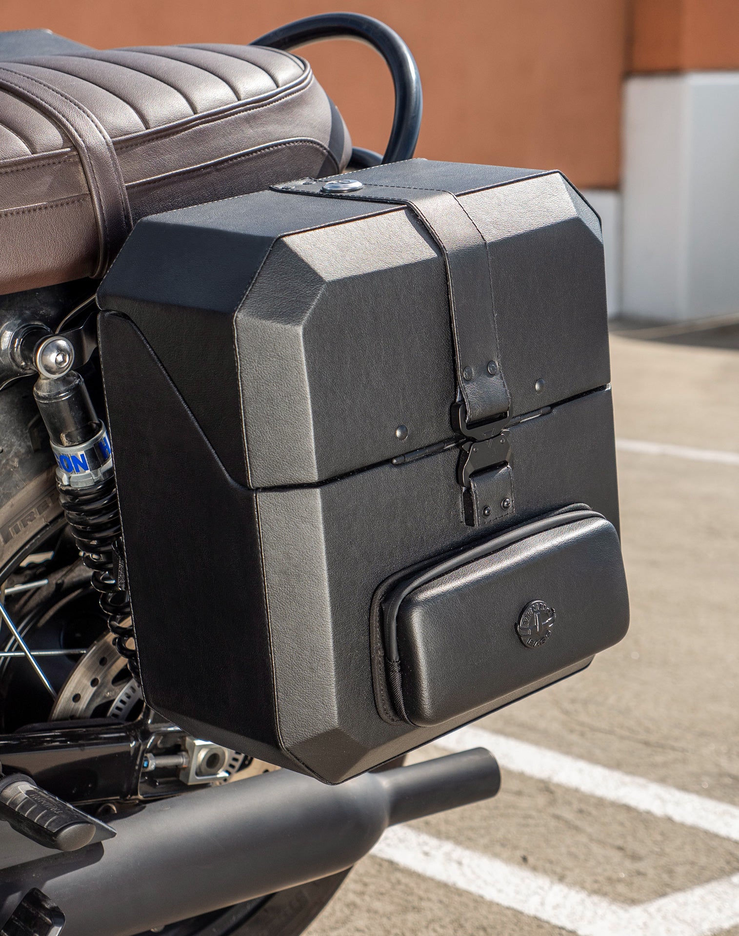 30L - Outlaw Quick-Mount Medium Triumph Bonneville T100 Hard Saddlebags Life style 2