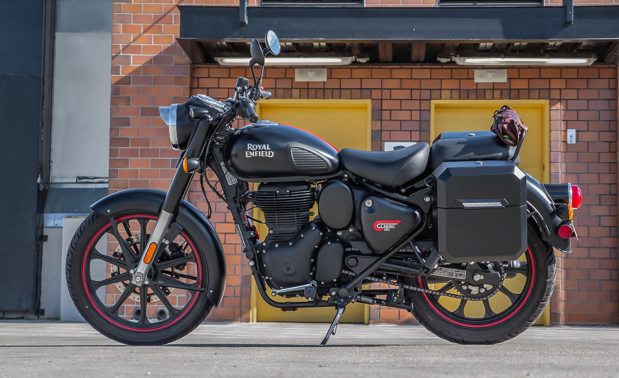 30L - Outlaw Quick-Mount Medium Royal Enfield Classic 350 Matte Hard Saddlebags Life Style Photo @expand