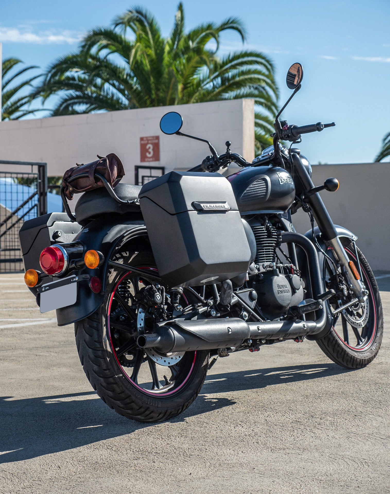 30L - Outlaw Quick-Mount Medium Royal Enfield Classic 350 Matte Hard Saddlebags Life style 1