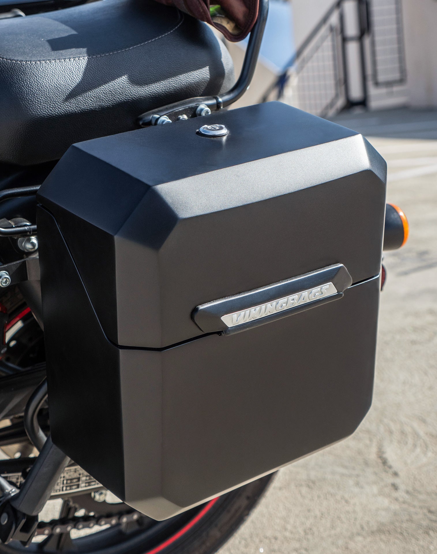 30L - Outlaw Quick-Mount Medium Royal Enfield Classic 350 Matte Hard Saddlebags Life style 2