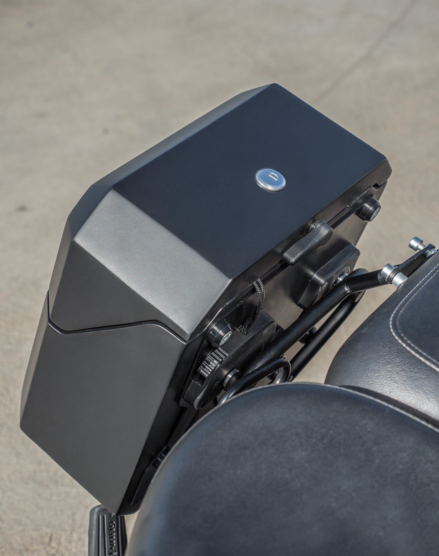 30L - Outlaw Quick-Mount Medium Royal Enfield Classic 350 Matte Hard Saddlebags Life style 3