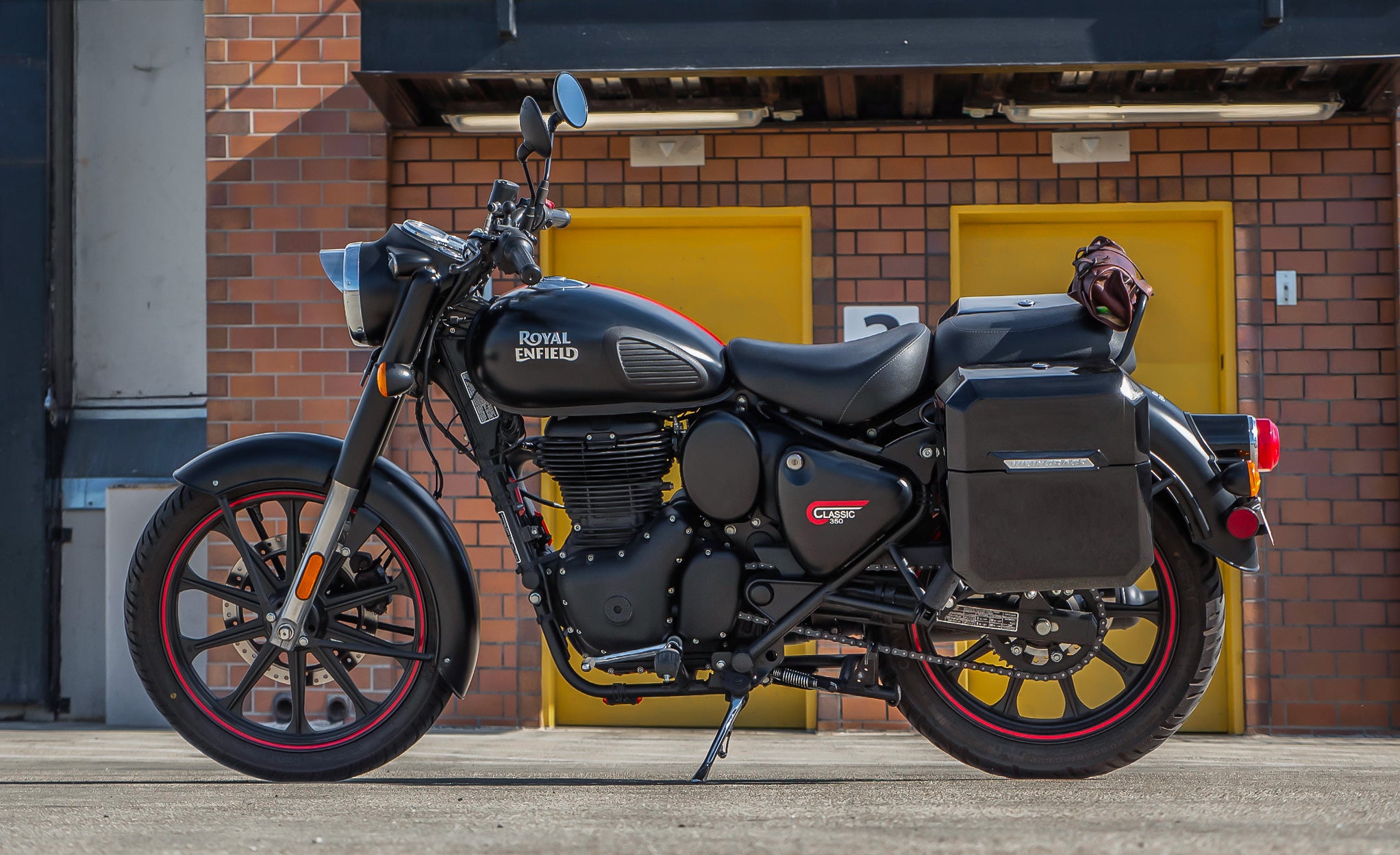 30L - Outlaw Quick Mount Medium Royal Enfield Classic 350 Painted Hard Saddlebags Life Style Photo @expand