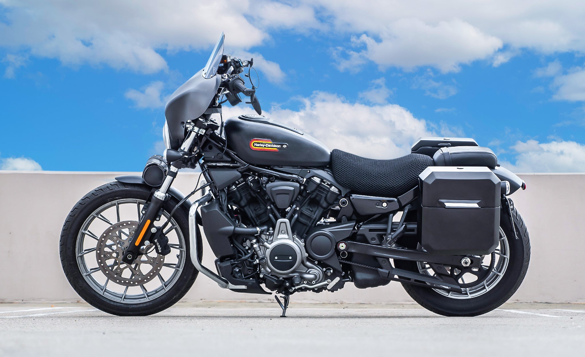 30L - Outlaw Quick-Mount Medium Harley Sportster Nightster RH975/S Matte Saddlebags Life Style Photo @expand