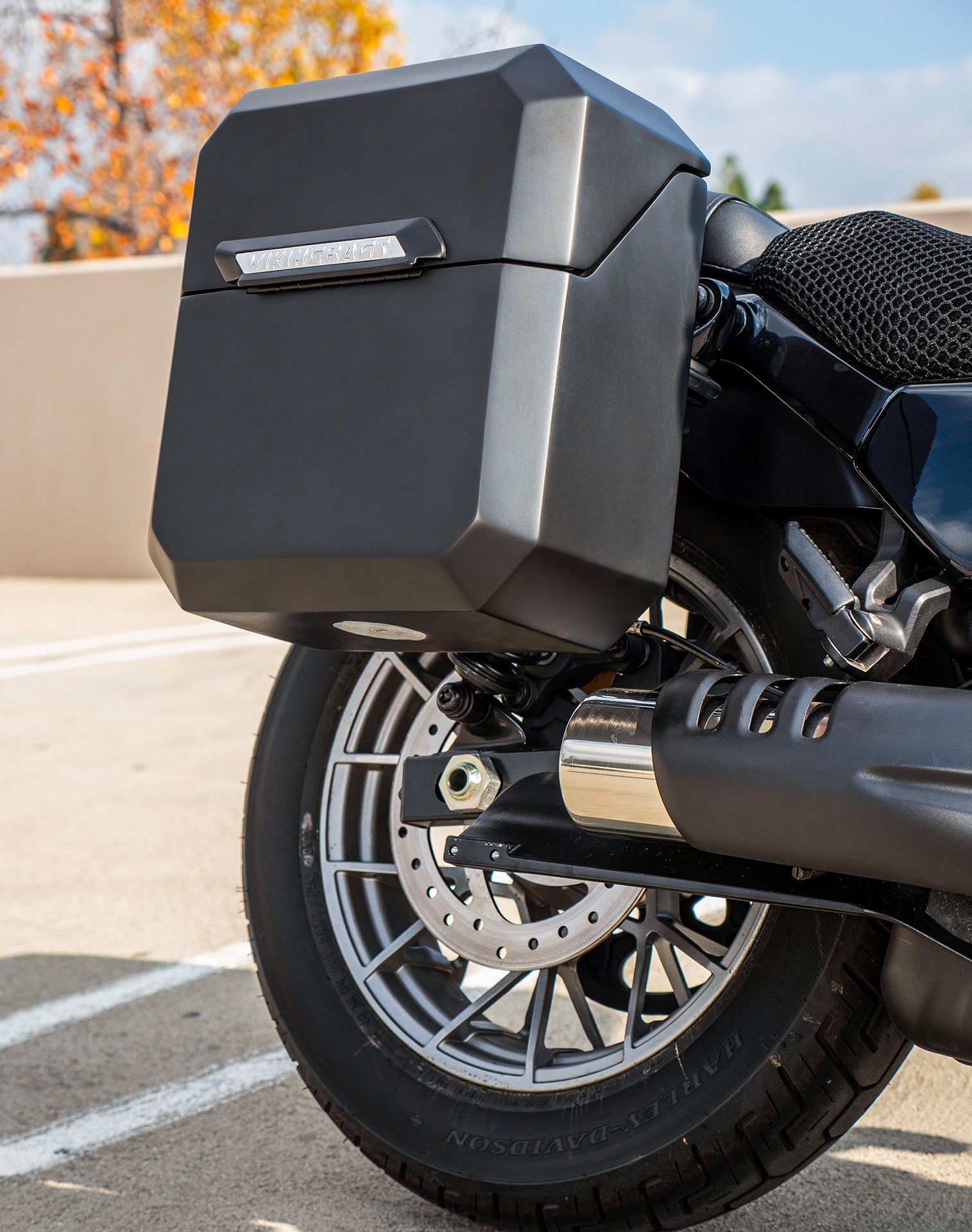 30L - Outlaw Quick-Mount Medium Harley Sportster Nightster RH975/S Matte Saddlebags Life style 3