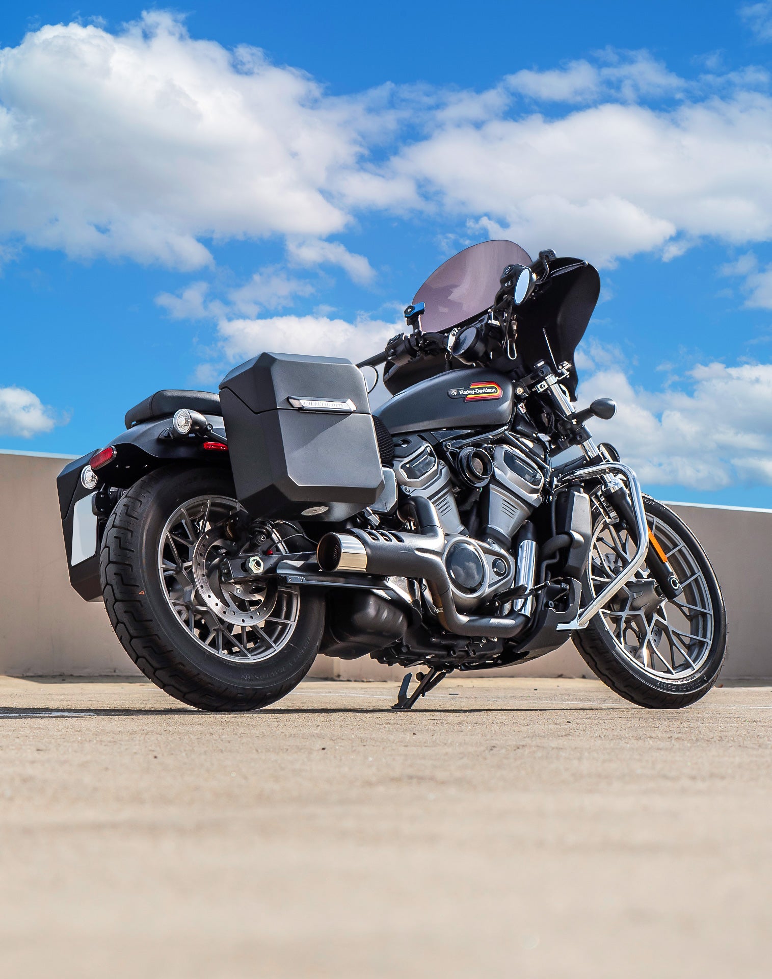 30L - Outlaw Quick-Mount Medium Harley Sportster Nightster RH975/S Matte Saddlebags Life style 1