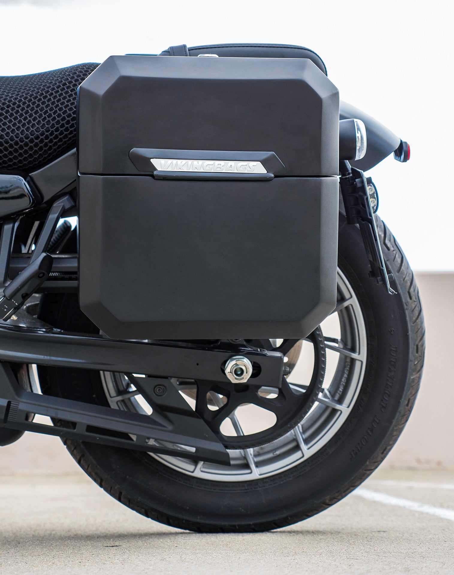 30L - Outlaw Quick-Mount Medium Harley Sportster Nightster RH975/S Matte Saddlebags Life style 2