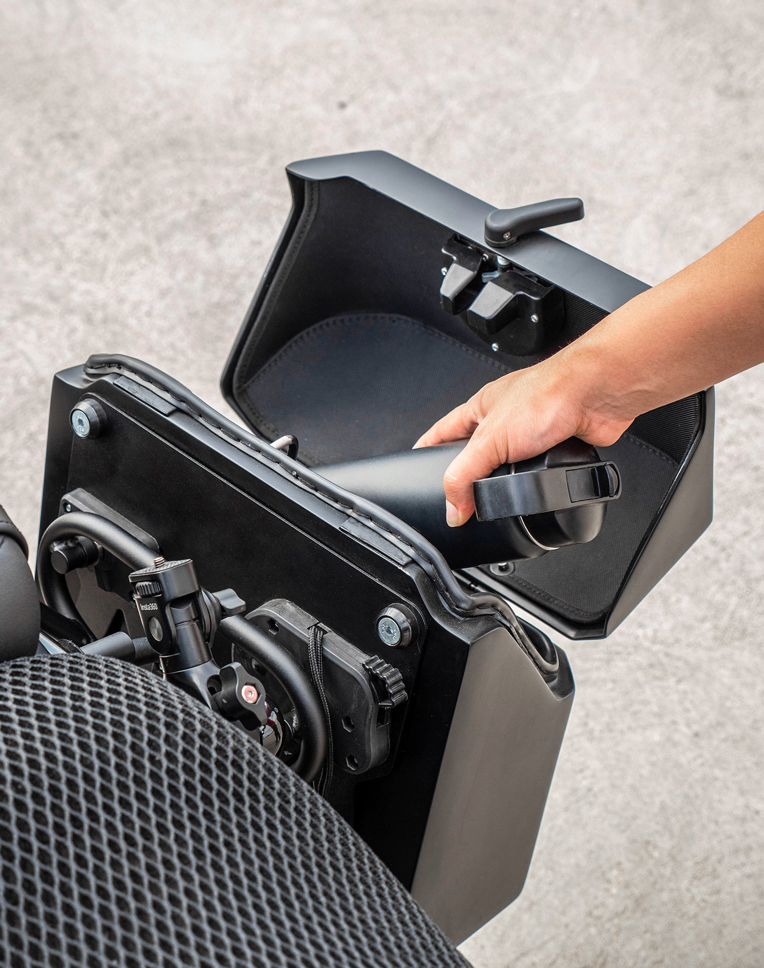 30L - Outlaw Quick-Mount Medium Harley Sportster Nightster RH975/S Matte Saddlebags Life style 4