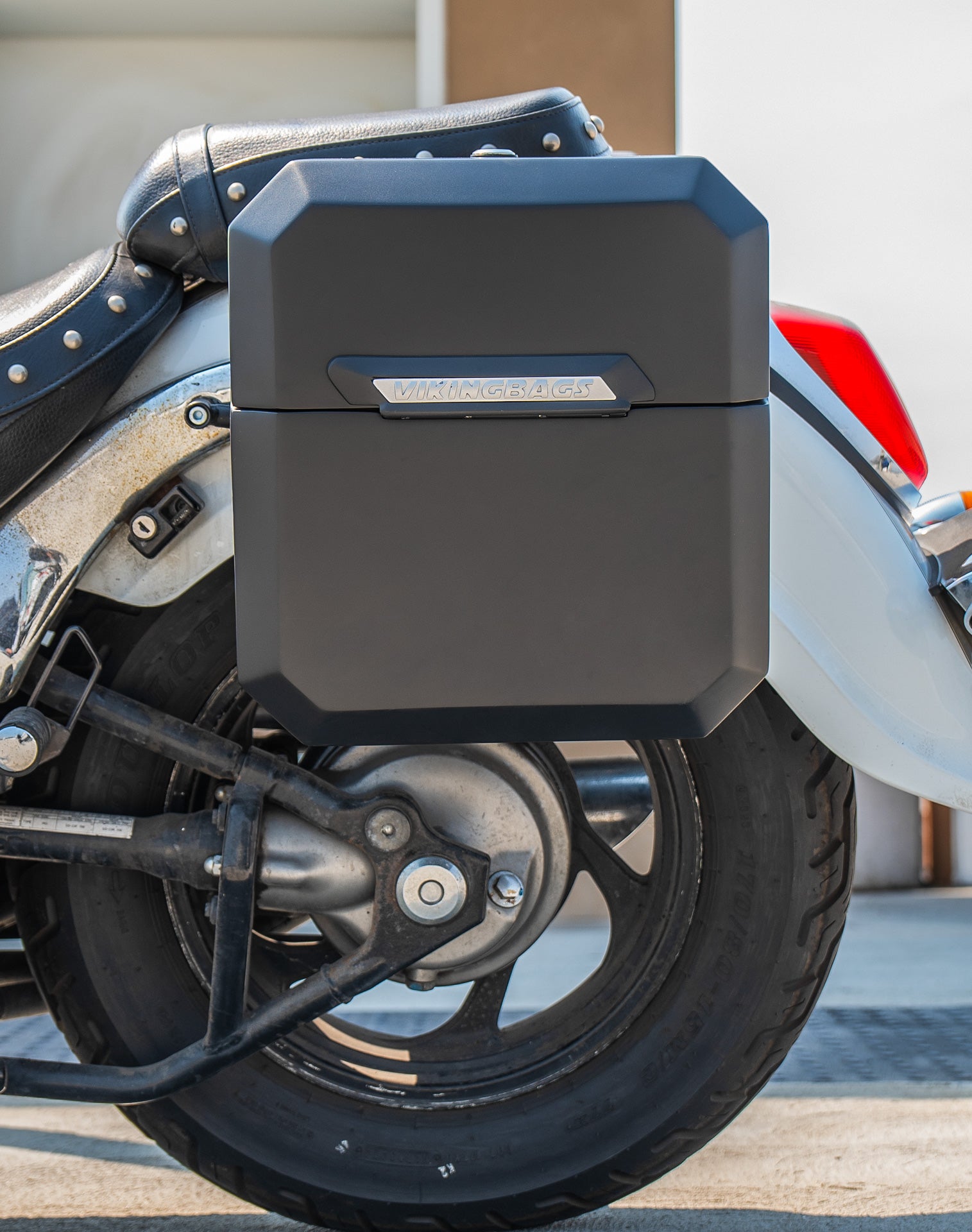 30L - Outlaw Quick-Mount Medium Suzuki Boulevard C50 VL800 Matte Hard Saddlebags Life style 2