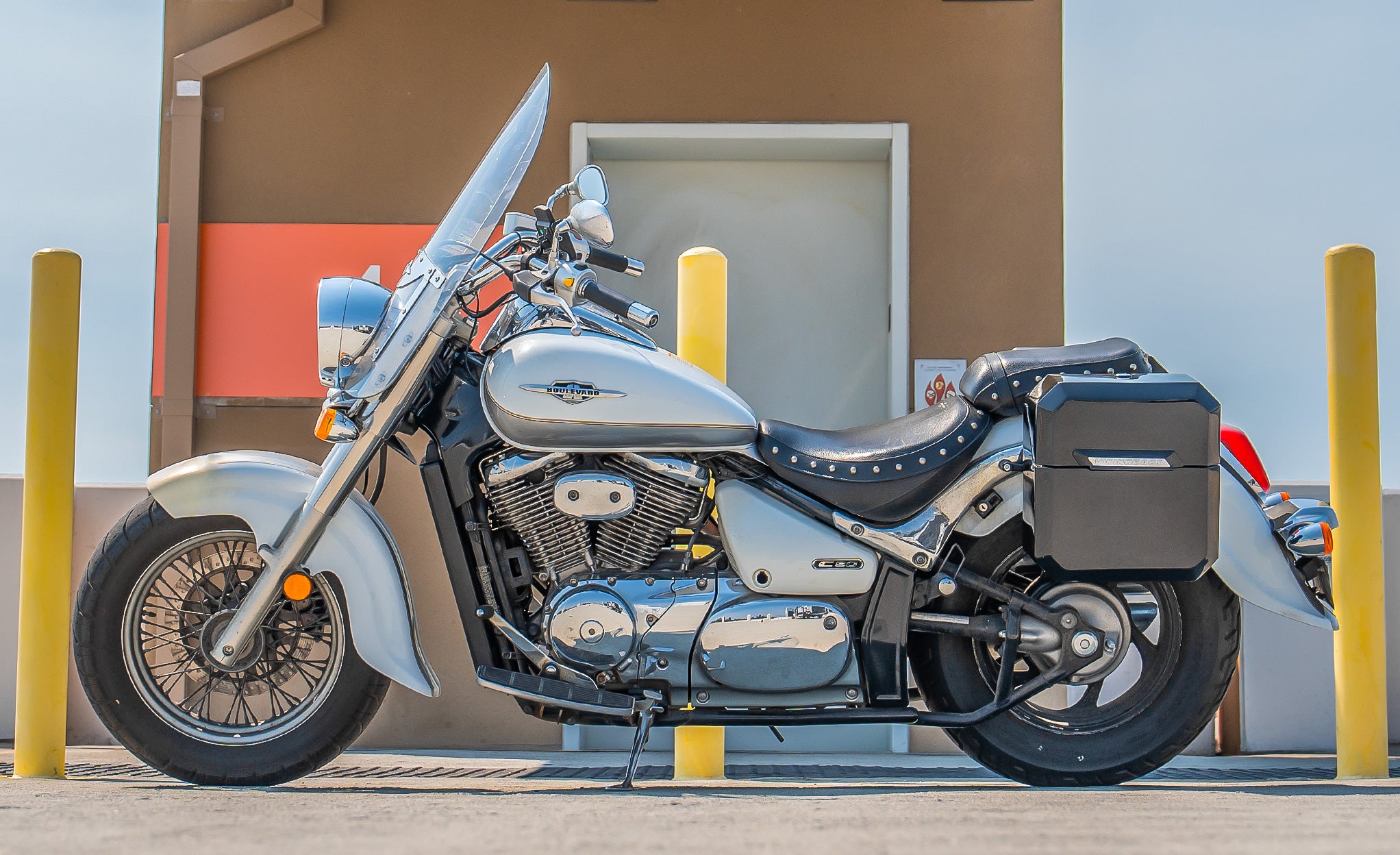 30L - Outlaw Quick Mount Medium Suzuki Boulevard C50 VL800 Painted Hard Saddlebags Life Style Photo @expand