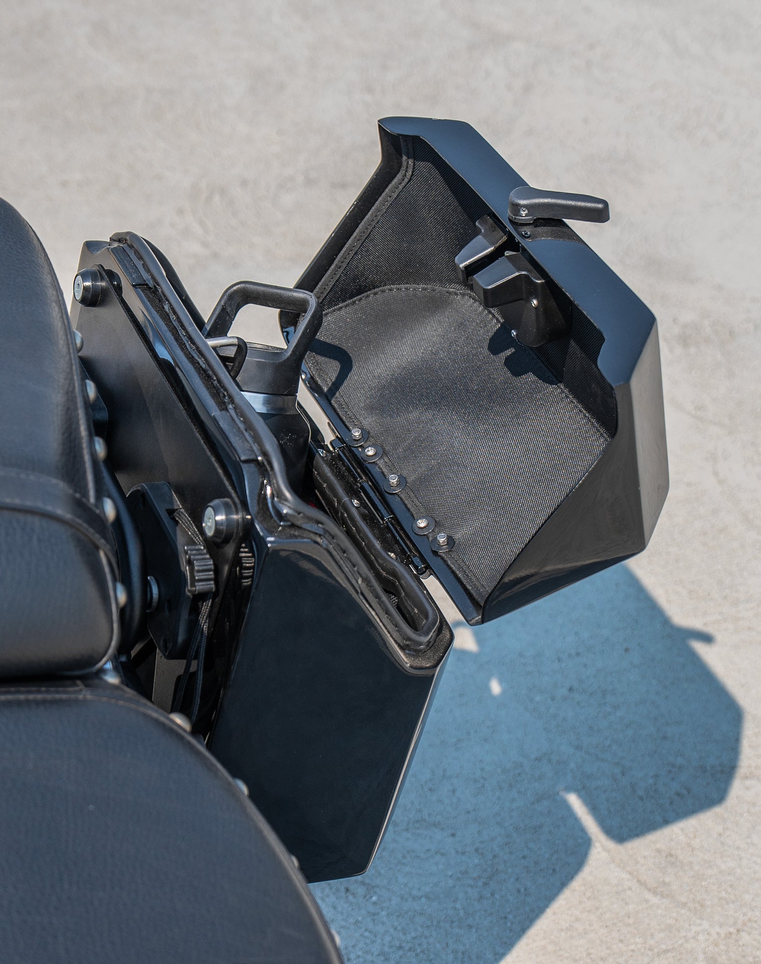 30L - Outlaw Quick Mount Medium Suzuki Boulevard C50 VL800 Painted Hard Saddlebags Life style 4