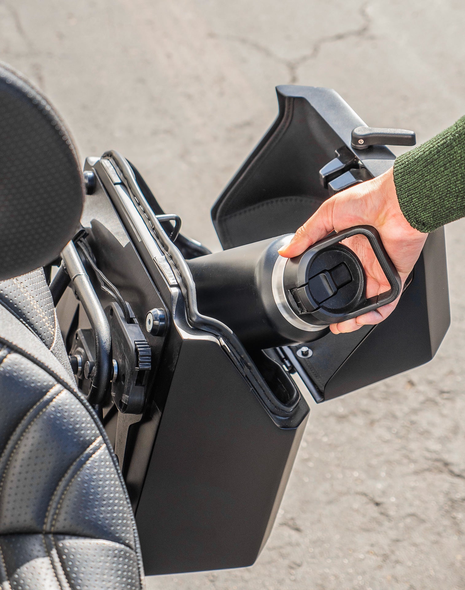 30L - Outlaw Quick-Mount Medium Suzuki Boulevard M109 VZR1800 Matte Hard Saddlebags Life style 4