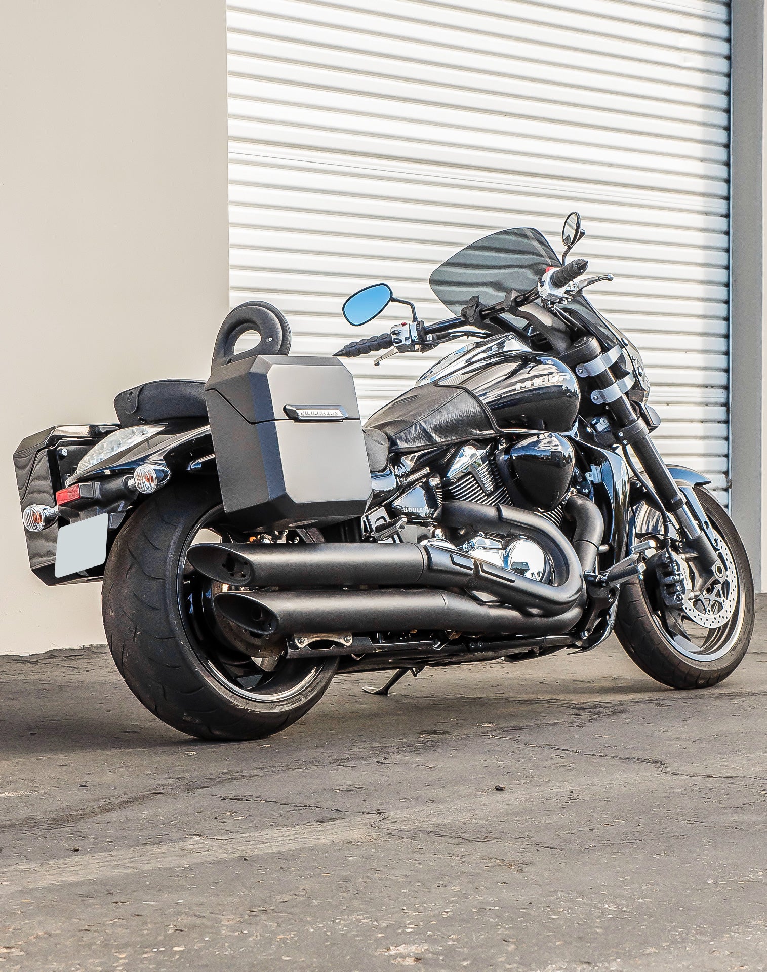 30L - Outlaw Quick-Mount Medium Suzuki Boulevard M109 VZR1800 Matte Hard Saddlebags Life style 1