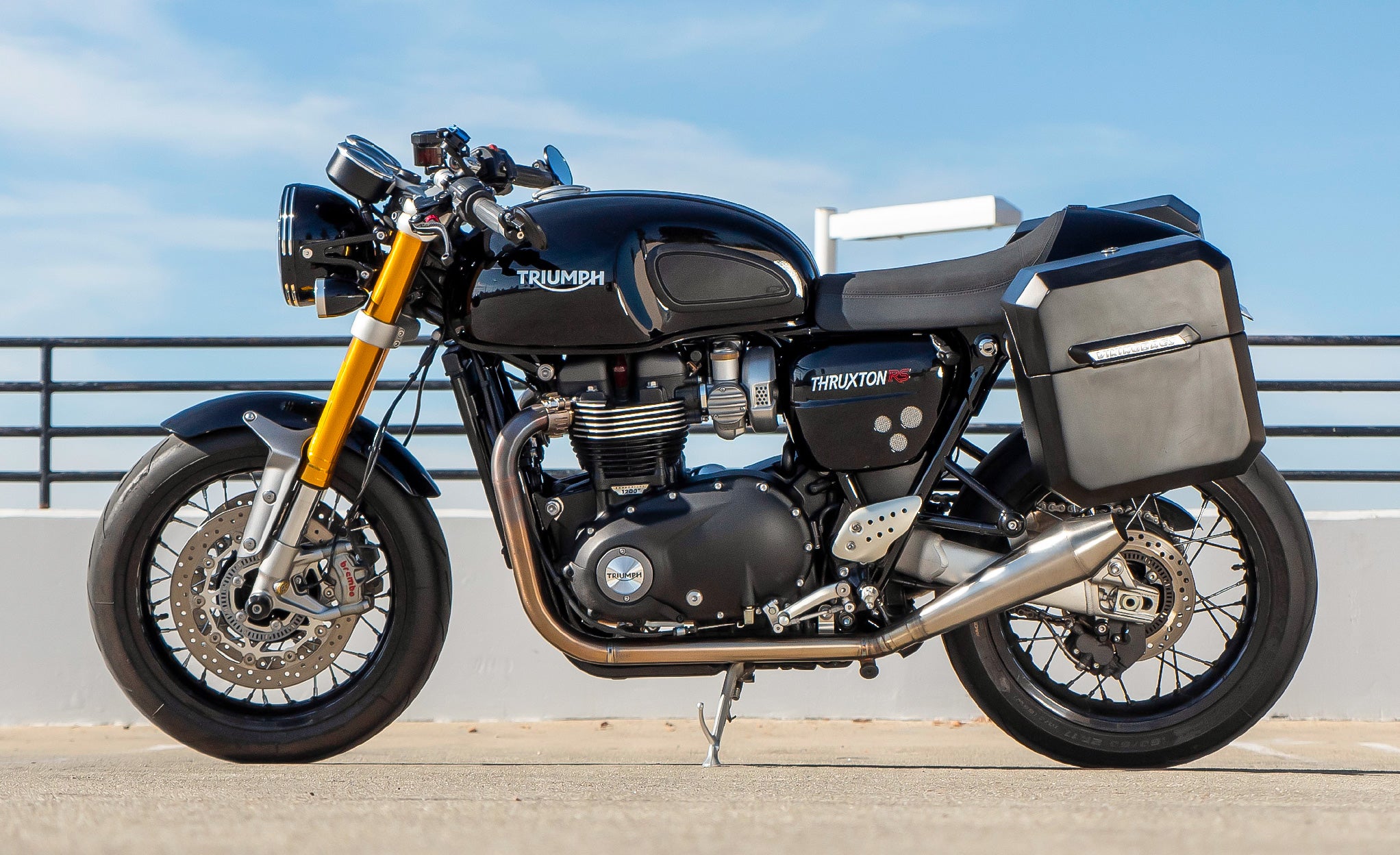 30L - Outlaw Quick-Mount Medium Triumph Thruxton RS Matte Hard Saddlebags Life Style Photo @expand