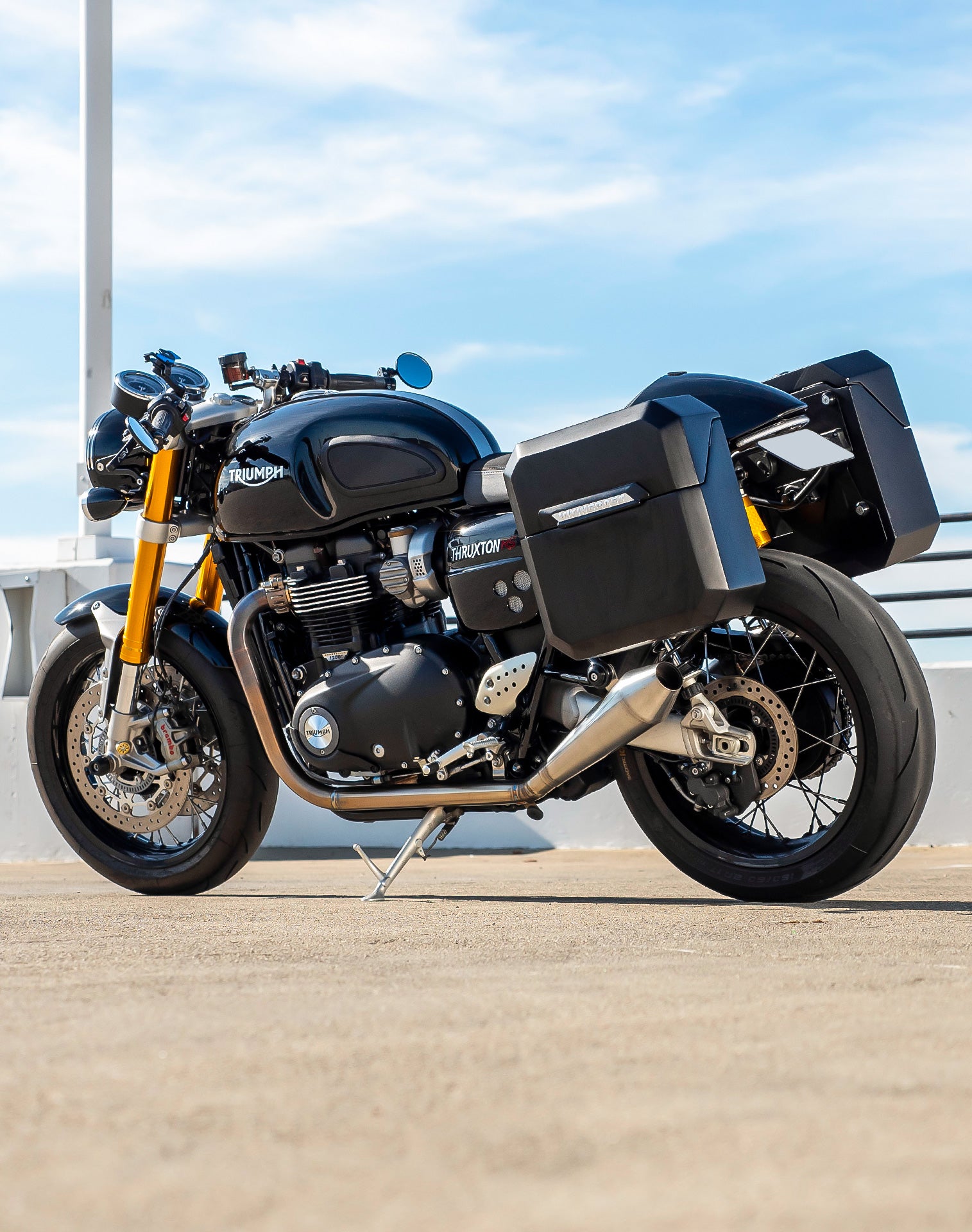 30L - Outlaw Quick-Mount Medium Triumph Thruxton RS Matte Hard Saddlebags Life style 1