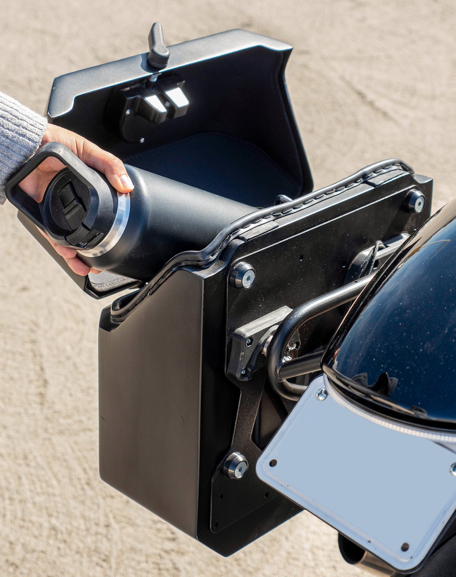 30L - Outlaw Quick-Mount Medium Triumph Thruxton RS Matte Hard Saddlebags Life style 4