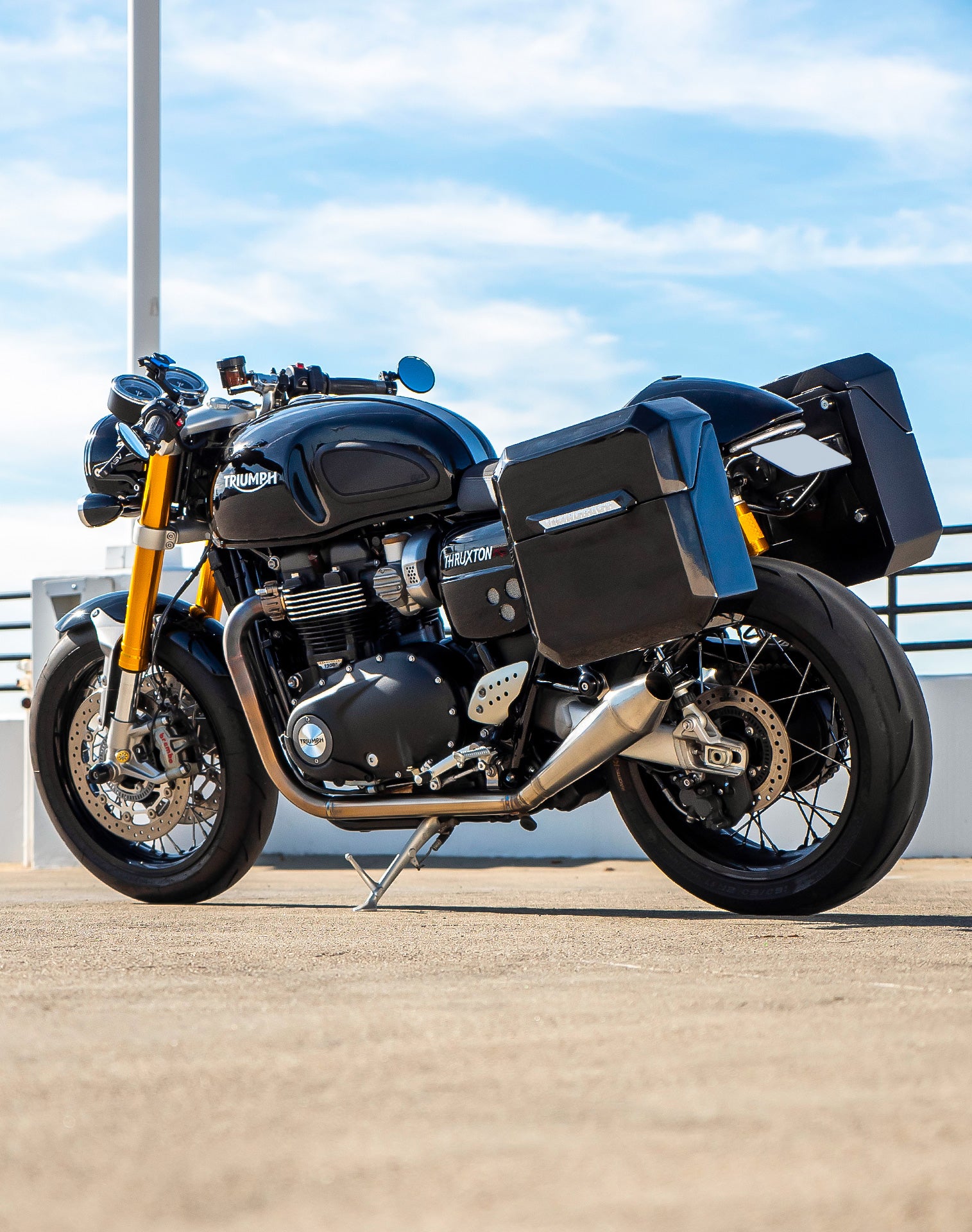 30L - Outlaw Quick Mount Medium Triumph Thruxton RS Painted Hard Saddlebags Life style 1