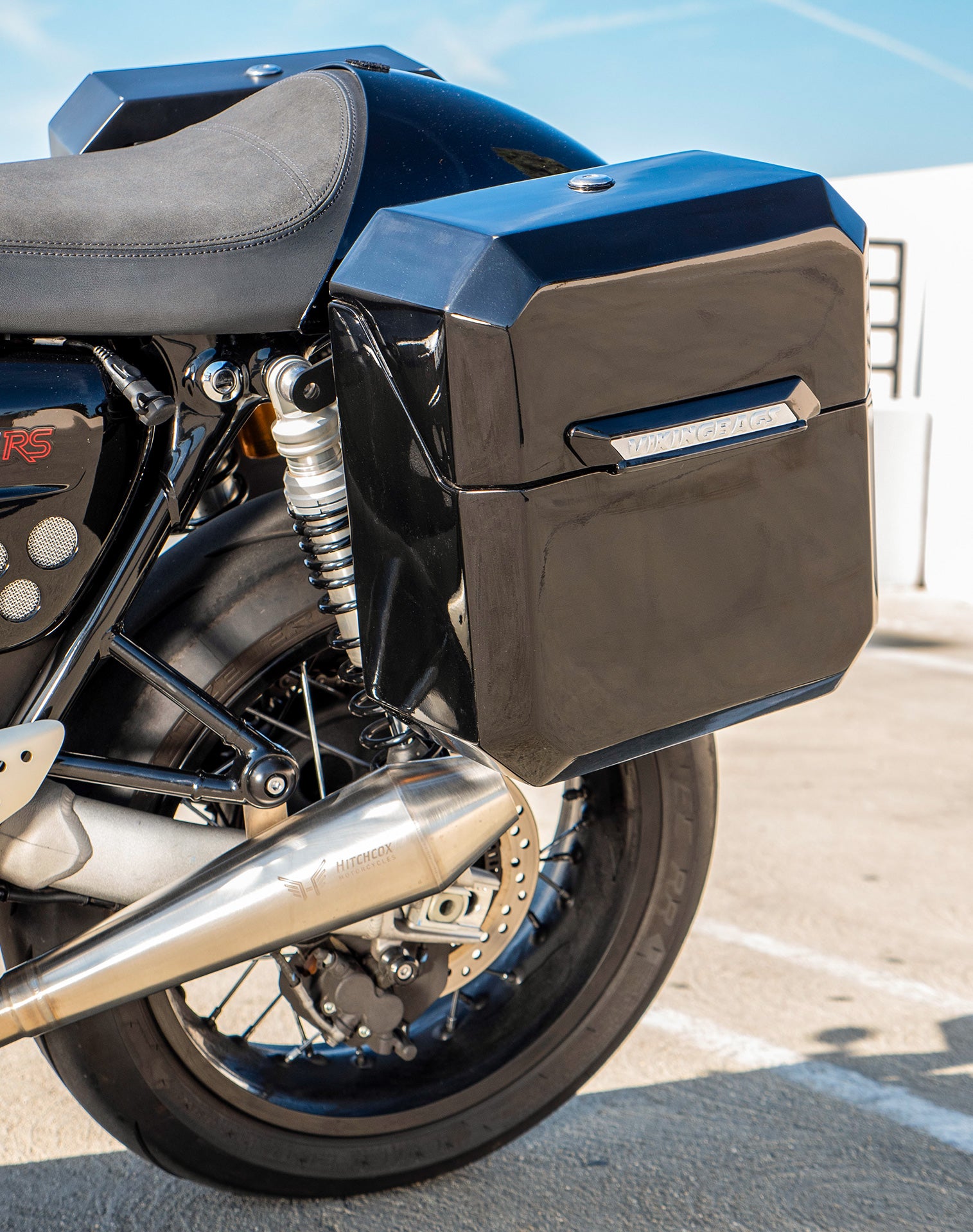 30L - Outlaw Quick Mount Medium Triumph Thruxton RS Painted Hard Saddlebags Life style 2