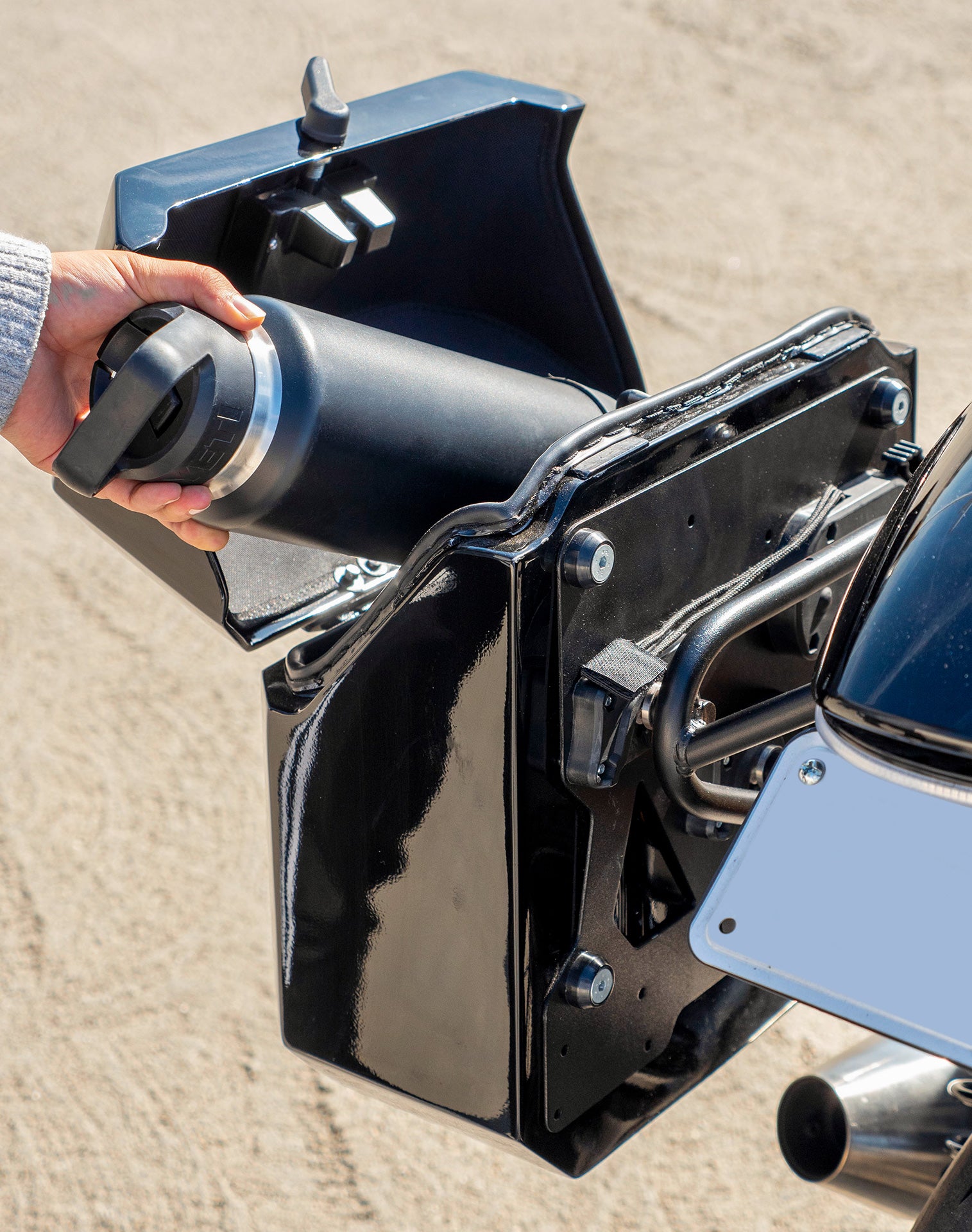 30L - Outlaw Quick Mount Medium Triumph Thruxton RS Painted Hard Saddlebags Life style 4