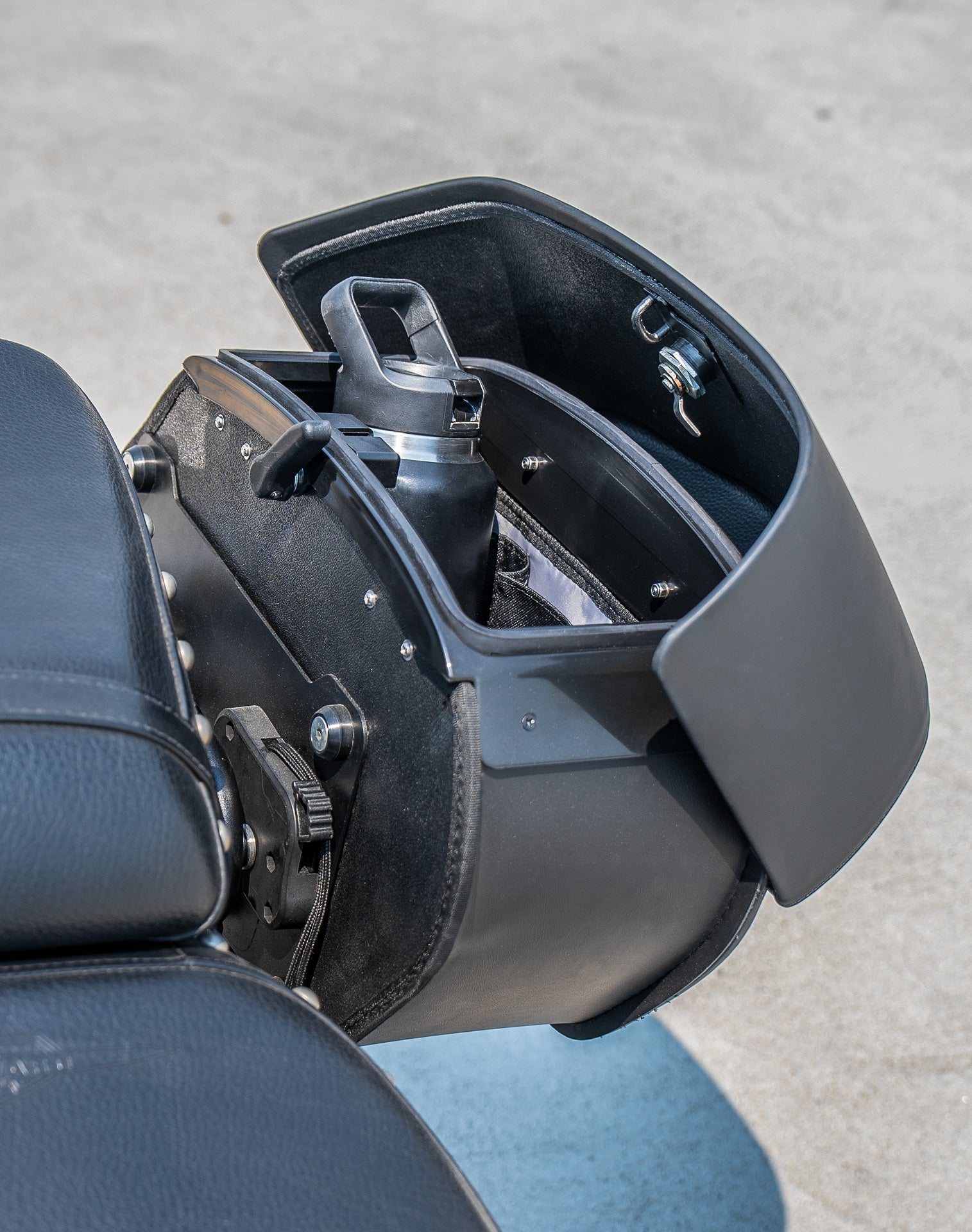 28L - Pantheon Medium Quick Mount Suzuki Boulevard C50 VL800 Motorcycle Saddlebags v4