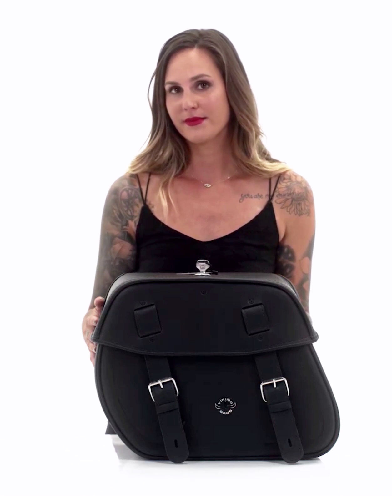 25L - Arch Large Shock Cutout Leather Motorcycle Saddlebags for Harley Sportster 1200 Custom XL1200C/XLH1200C Video