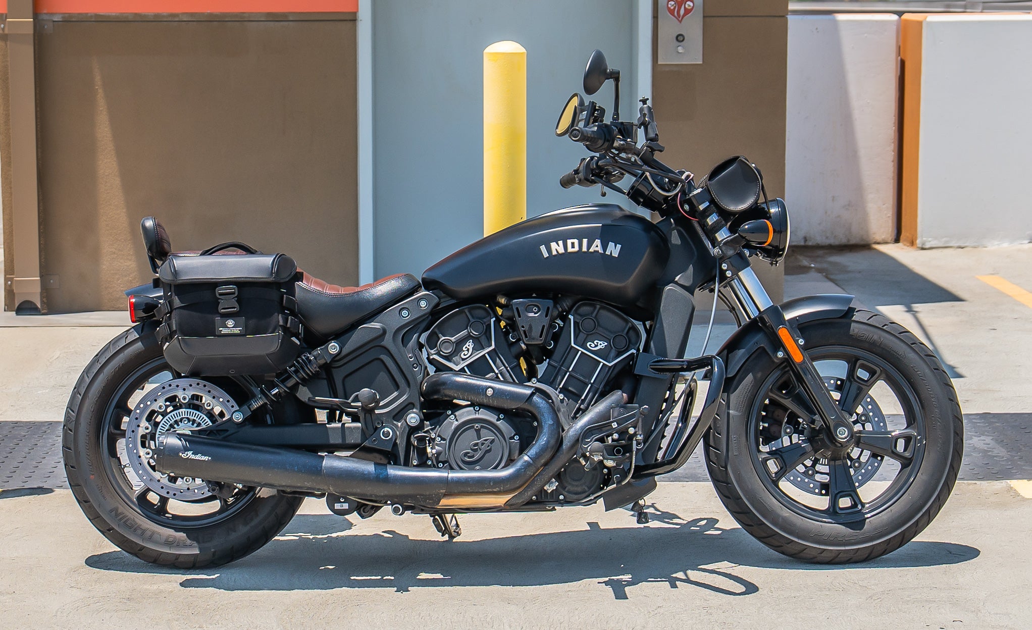 10L - Incognito Quick Mount Small Indian Scout Bobber Solo Saddlebag (Right Only) @expand