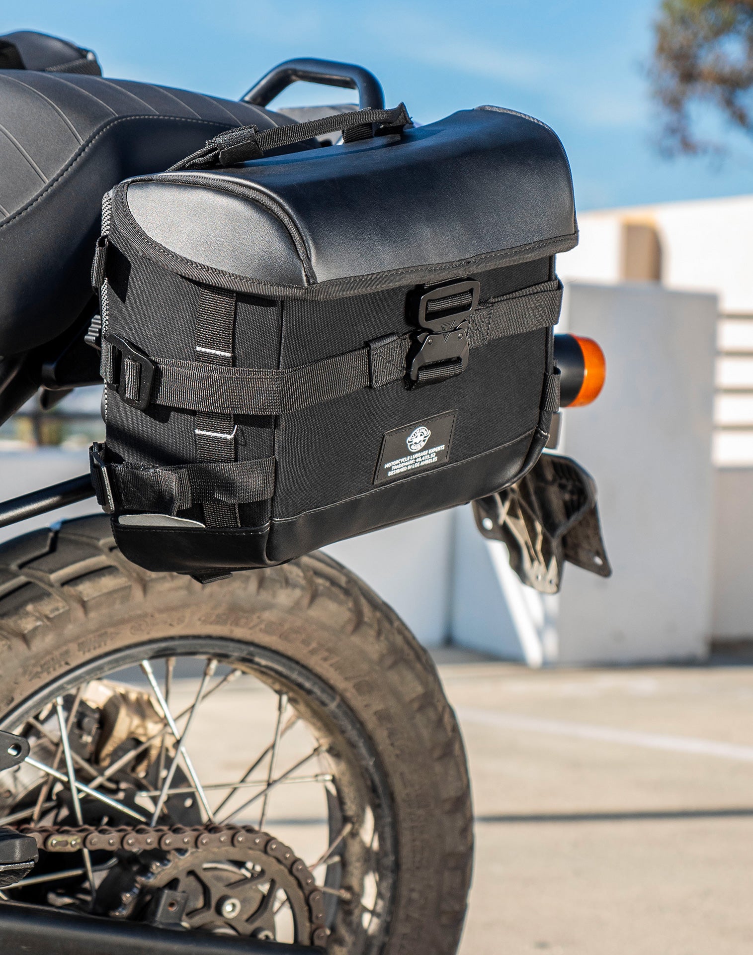 20L - Incognito Quick-Mount Small Royal Enfield Scram 411 Saddlebags Life style 2