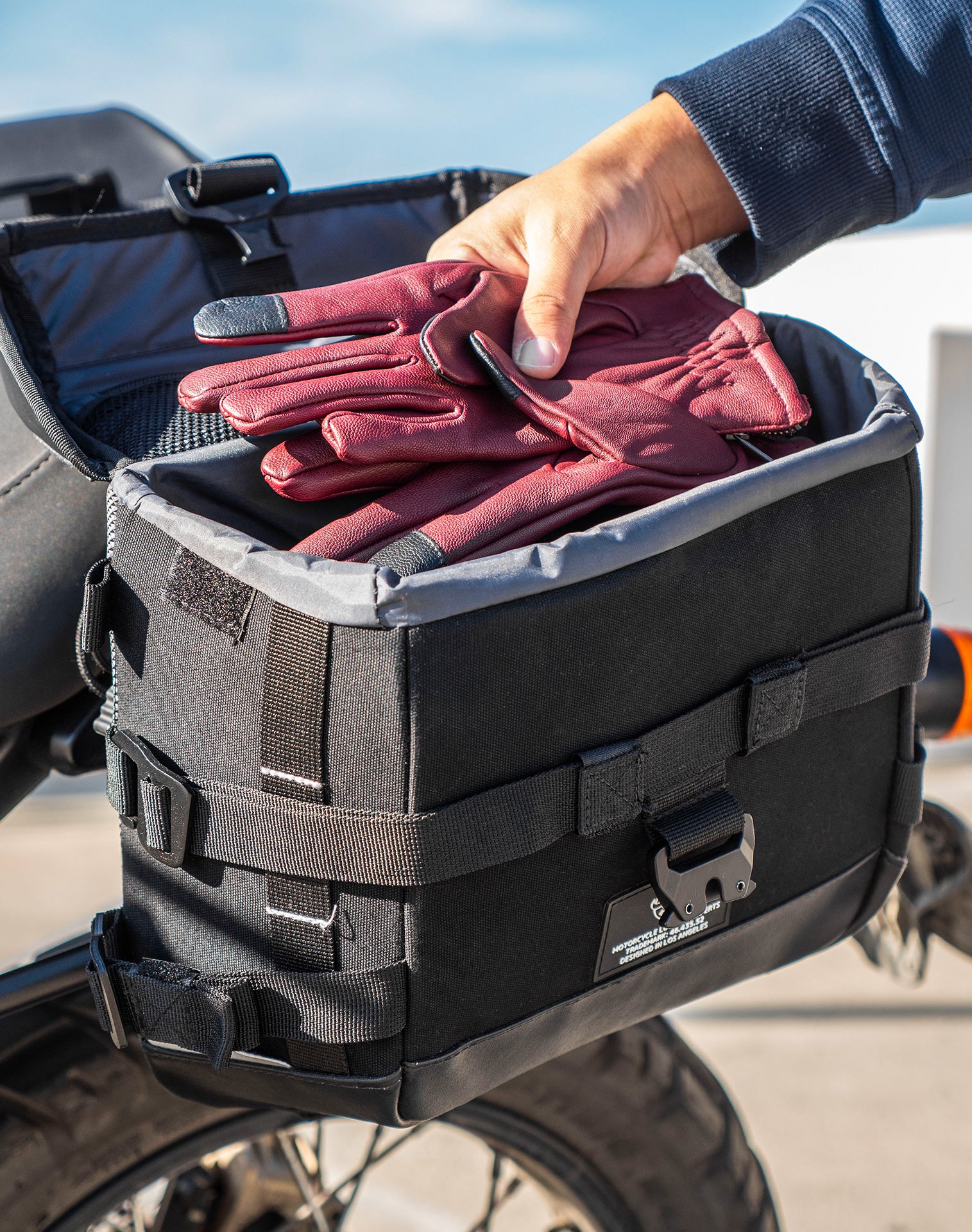 20L - Incognito Quick-Mount Small Royal Enfield Scram 411 Saddlebags Life style 4