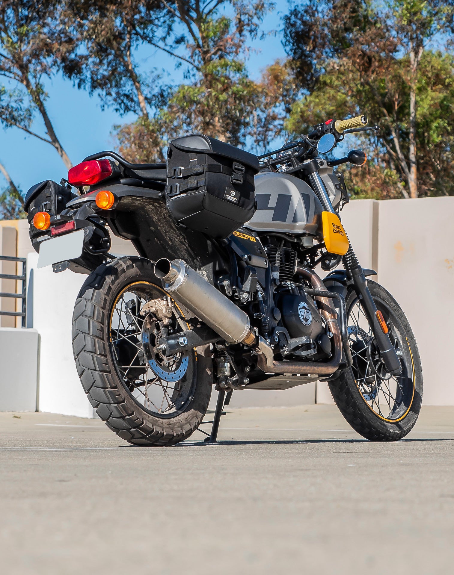 20L - Incognito Quick-Mount Small Royal Enfield Scram 411 Saddlebags Life style 1