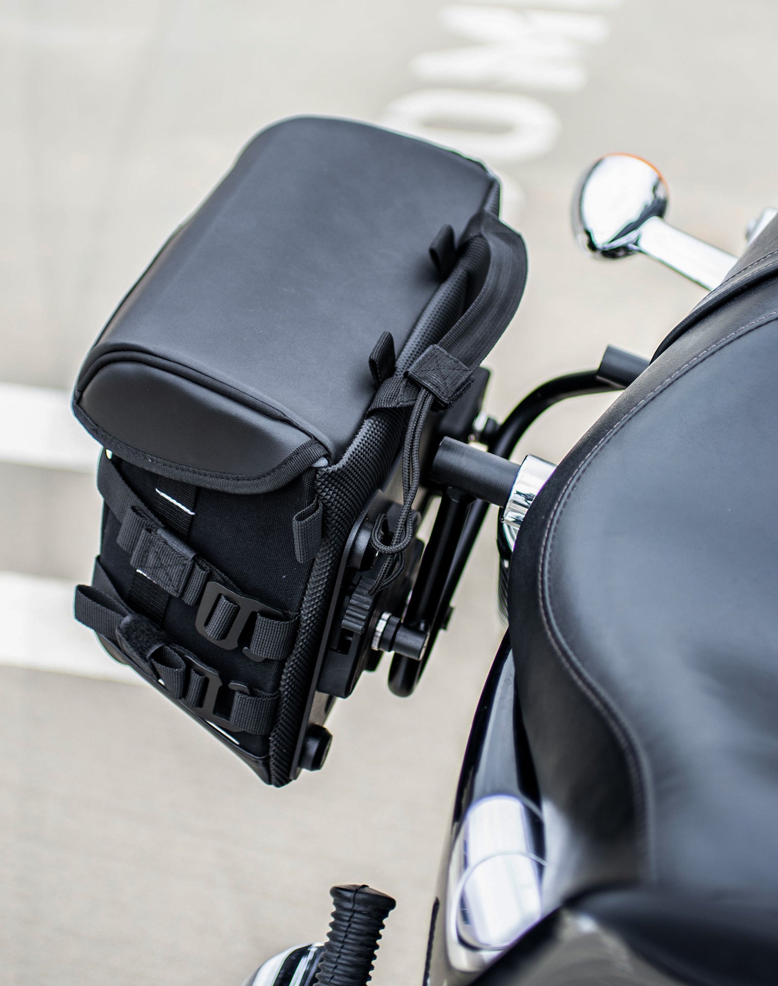 10L - Incognito Quick Mount Small Solo Motorcycle Saddlebag (Right Only) for Harley Sportster 1200 Custom XL1200C/XLH1200C/XL50 v2