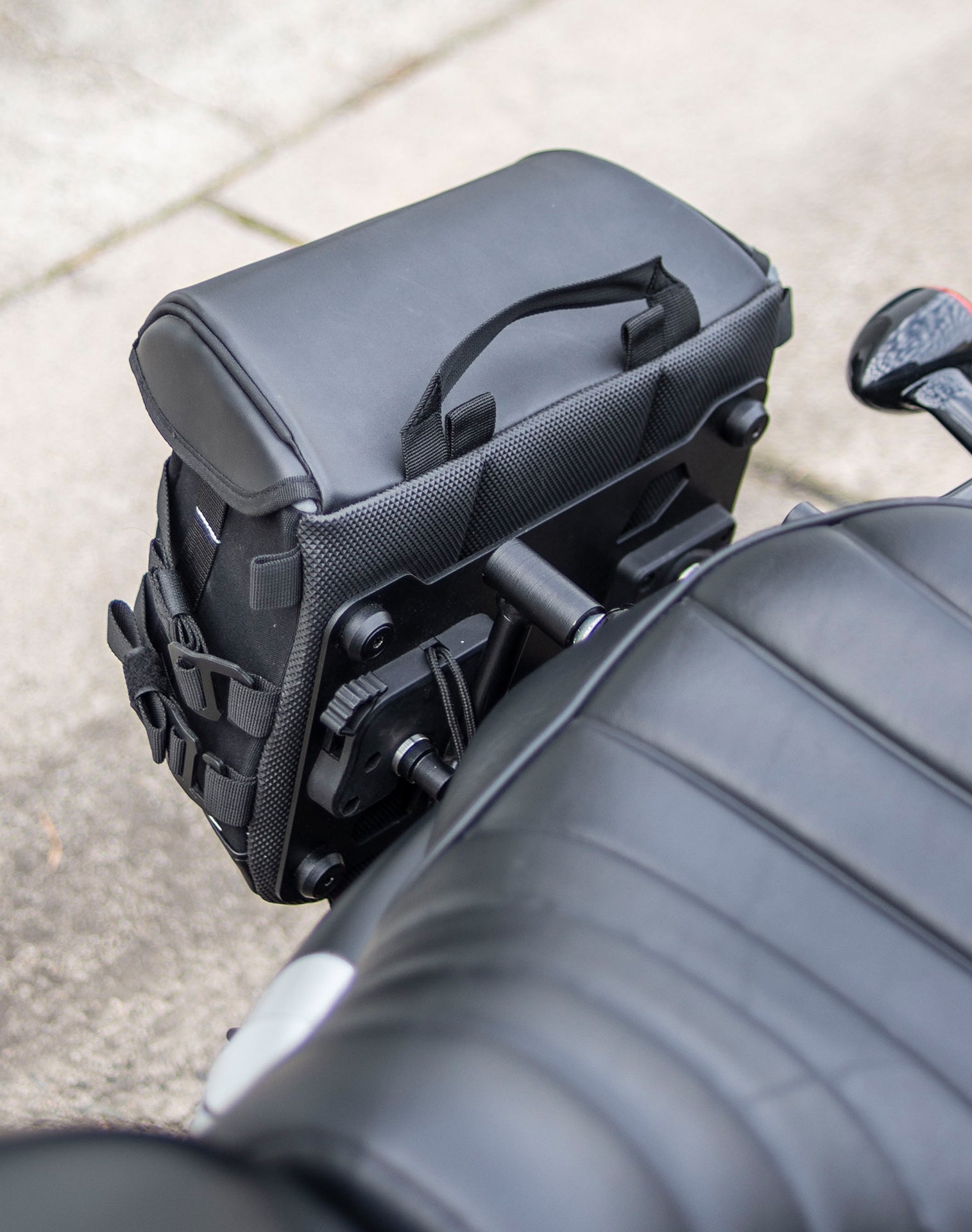 10L - Incognito Quick Mount Small Solo Motorcycle Saddlebag (Right Only) for Harley Sportster 883 Iron XL883N v3