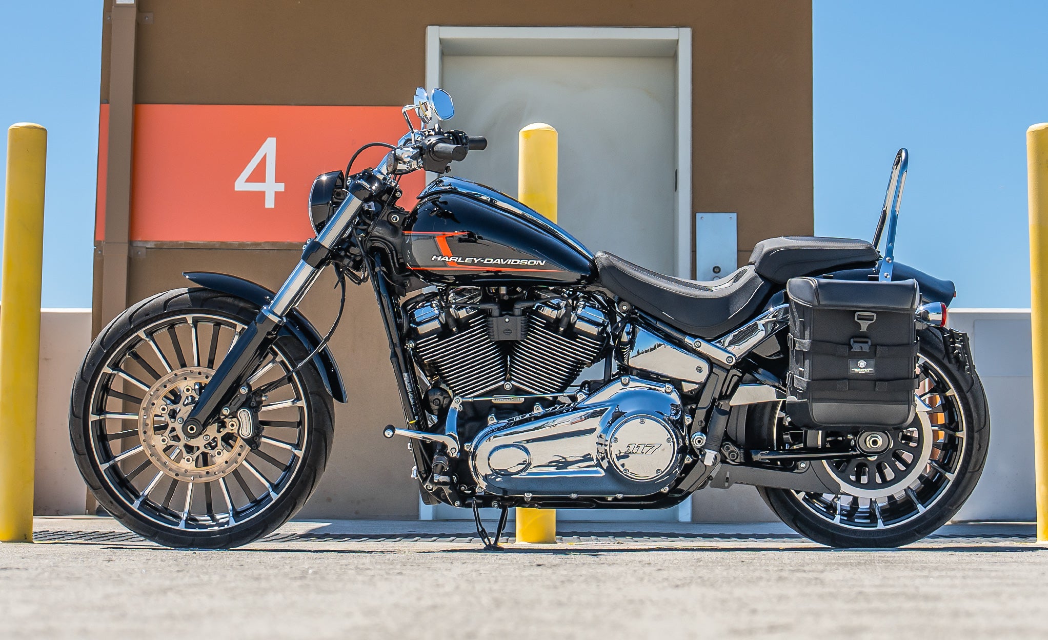 15L - Incognito Quick Mount Medium Harley Softail Breakout FXBR/S Solo Saddlebag (Left Only) Lifestyle @expand